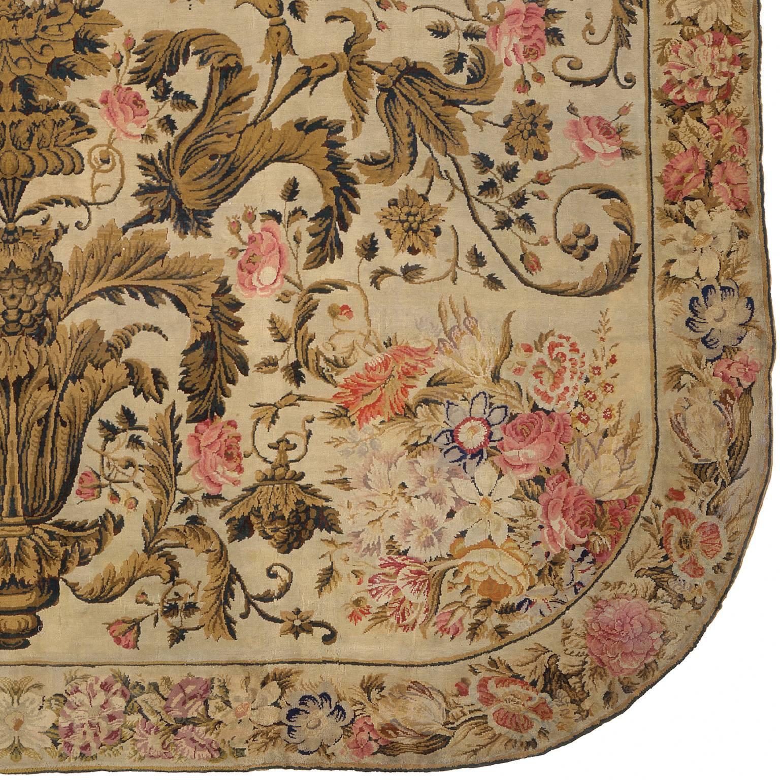 Tappeto inglese Axminster.
Inghilterra, circa 1800. 
Fondo crema con un bouquet floreale centrale policromo circondato da tralci di acanto arabescati e boccioli di rosa con bouquet floreali negli angoli.
