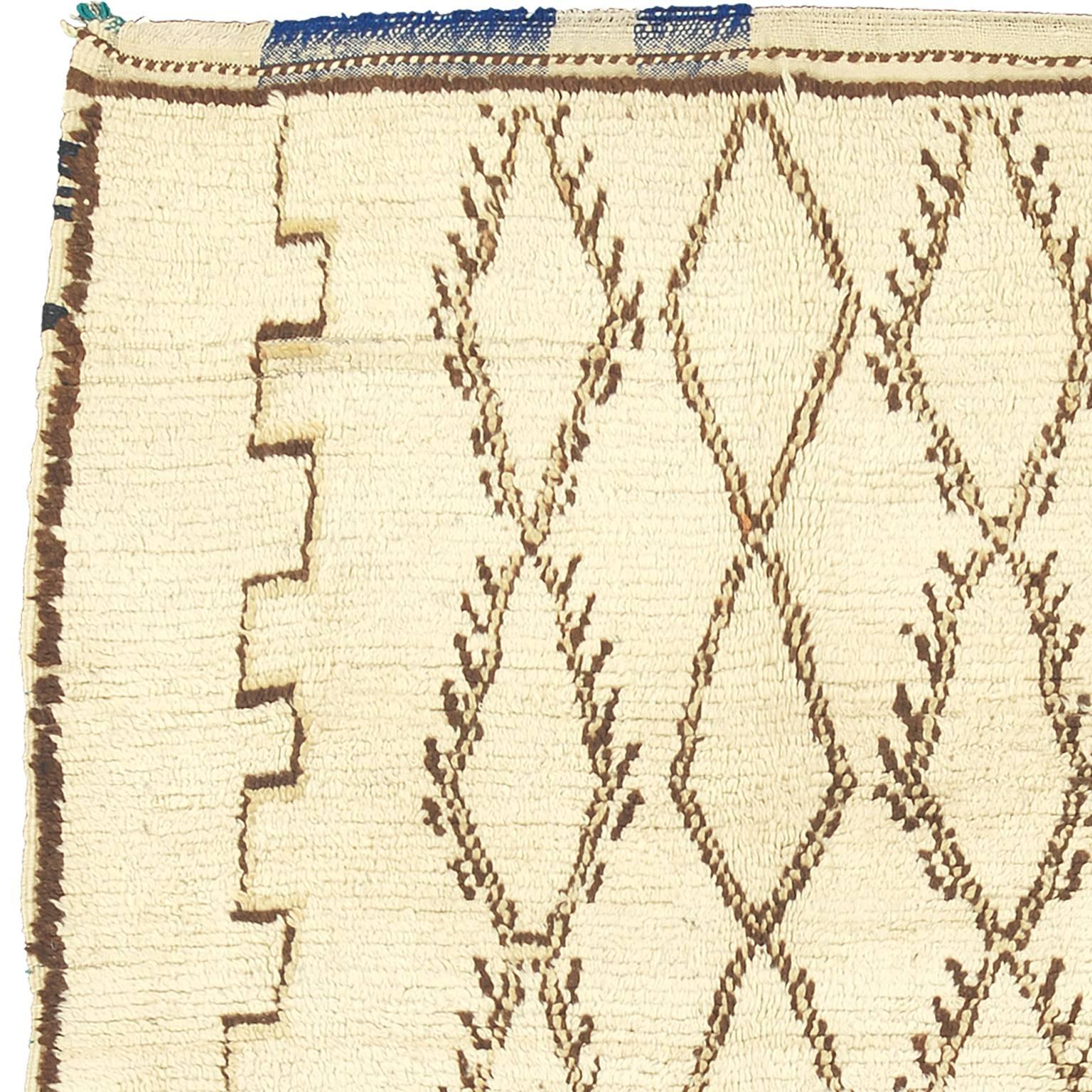 Mid-20th Century Moroccan Beni Ourain Rug In Good Condition For Sale In New York, NY