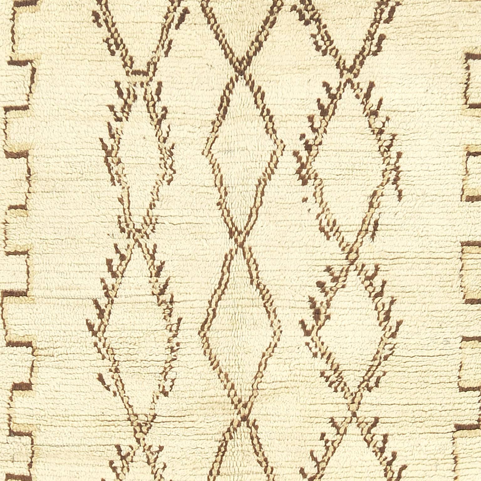 Hand-Woven Mid-20th Century Moroccan Beni Ourain Rug For Sale