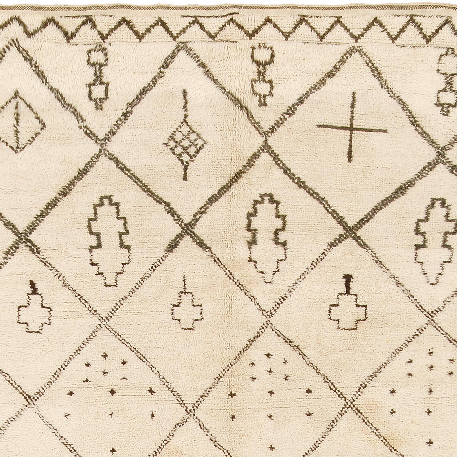 Marokkanischer Beni Ourain-Teppich aus der Mitte des 20. Jahrhunderts im Zustand „Gut“ im Angebot in New York, NY