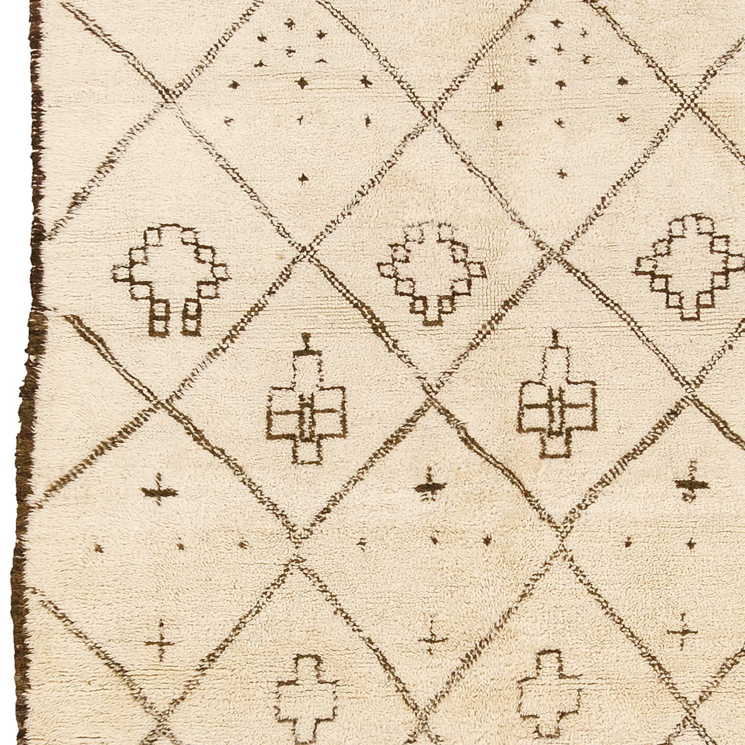 Marokkanischer Beni Ourain-Teppich aus der Mitte des 20. Jahrhunderts (Wolle) im Angebot