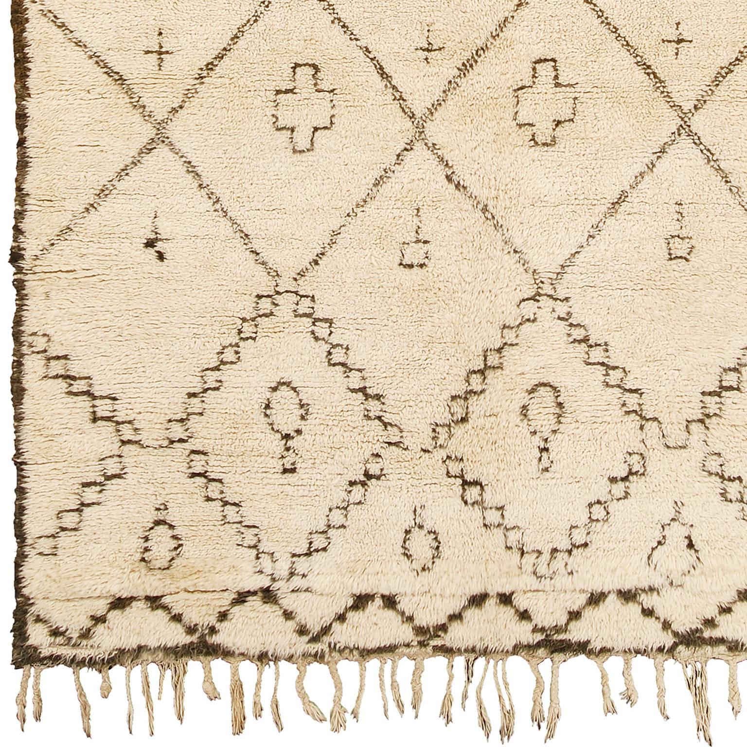 Marokkanischer Beni Ourain-Teppich aus der Mitte des 20
Marokko, um die Mitte des 20. Jahrhunderts
Handgewebt.
 