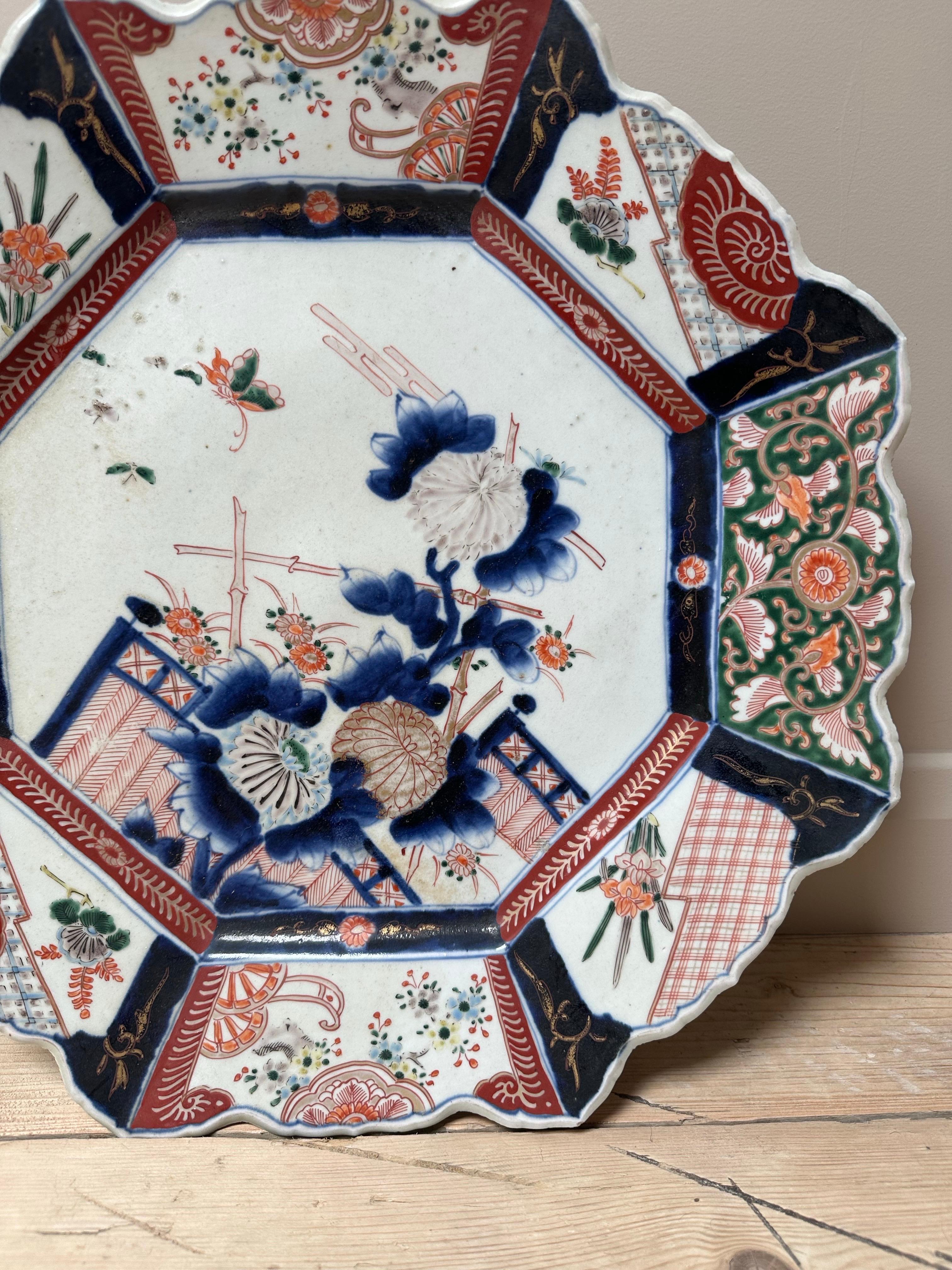 Peint à la main Assiette octogonale japonaise Imari Porcelain, peinte à la main, époque Meiji en vente