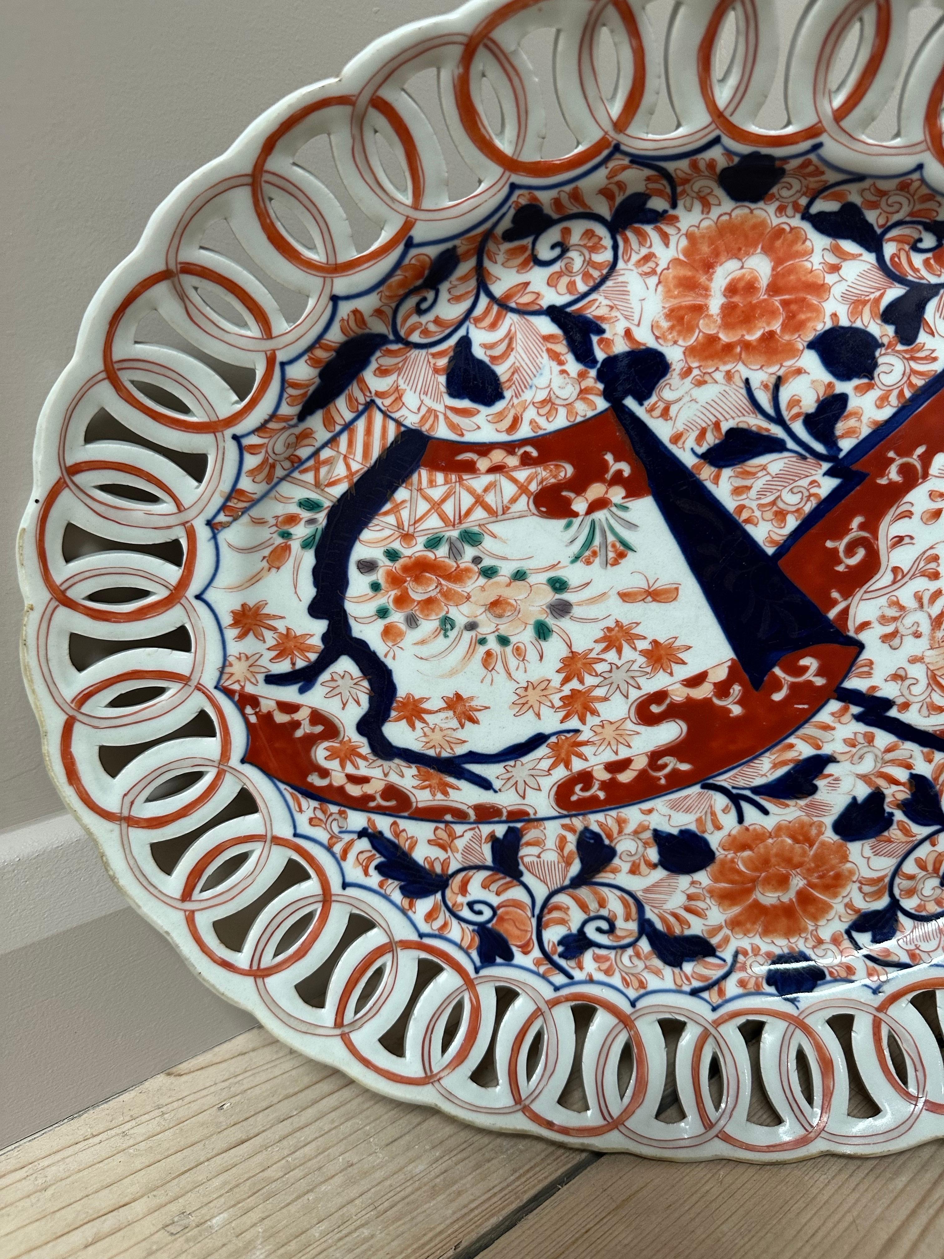 Meiji Grande assiette japonaise en porcelaine Imari Porcelain à bord réticulé, 19e siècle en vente