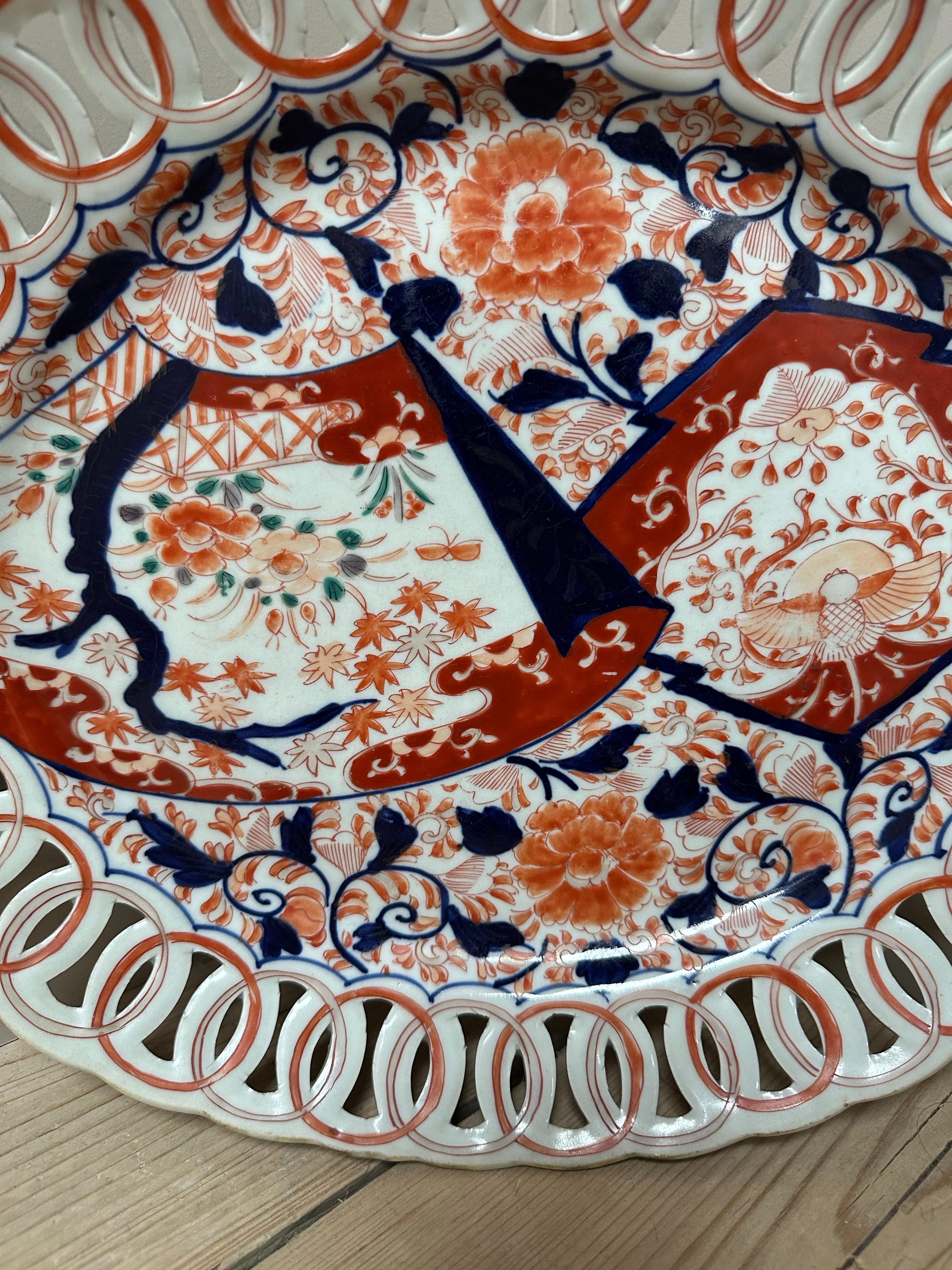 Japonais Grande assiette japonaise en porcelaine Imari Porcelain à bord réticulé, 19e siècle en vente