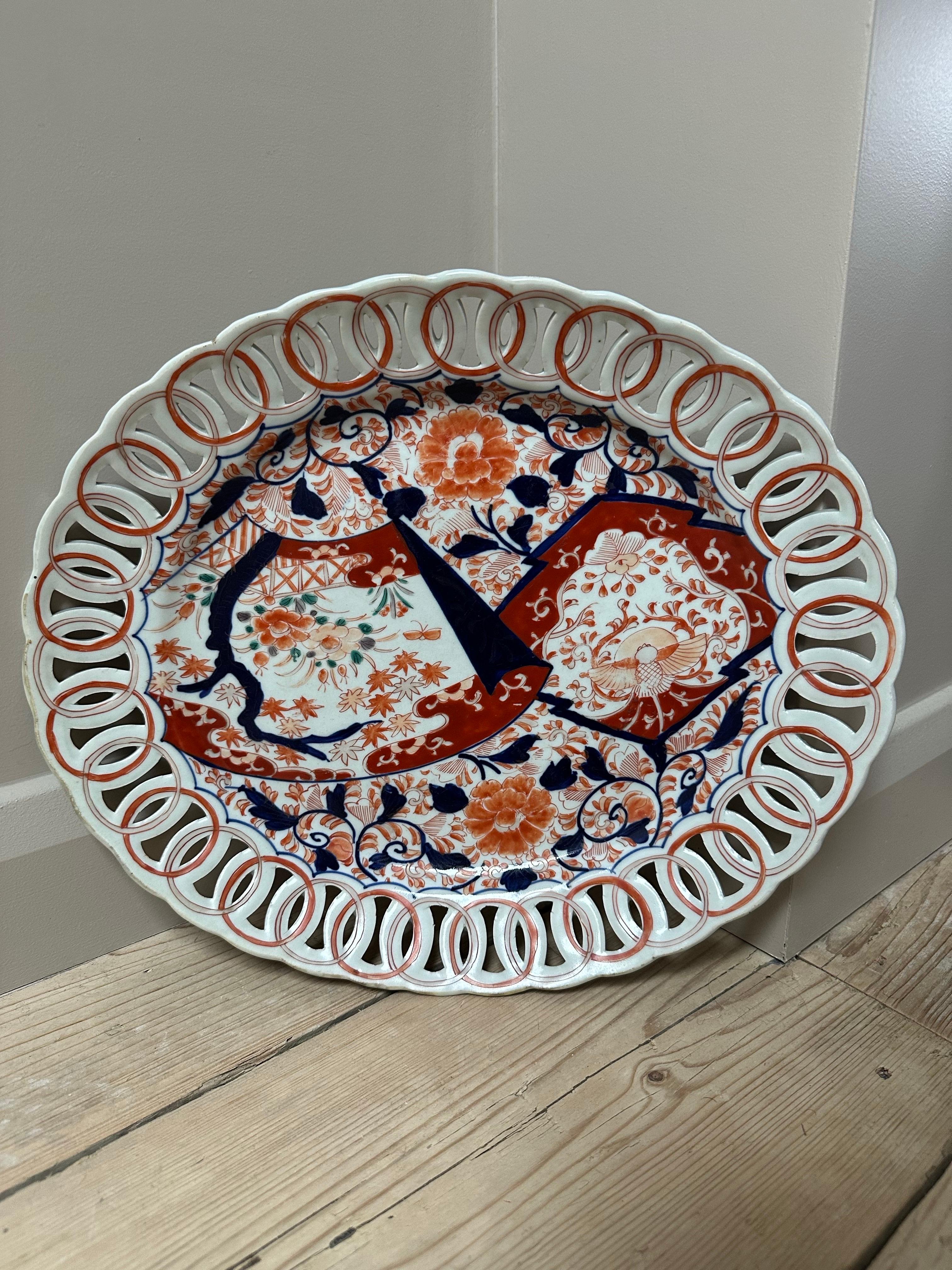 Sculpté à la main Grande assiette japonaise en porcelaine Imari Porcelain à bord réticulé, 19e siècle en vente