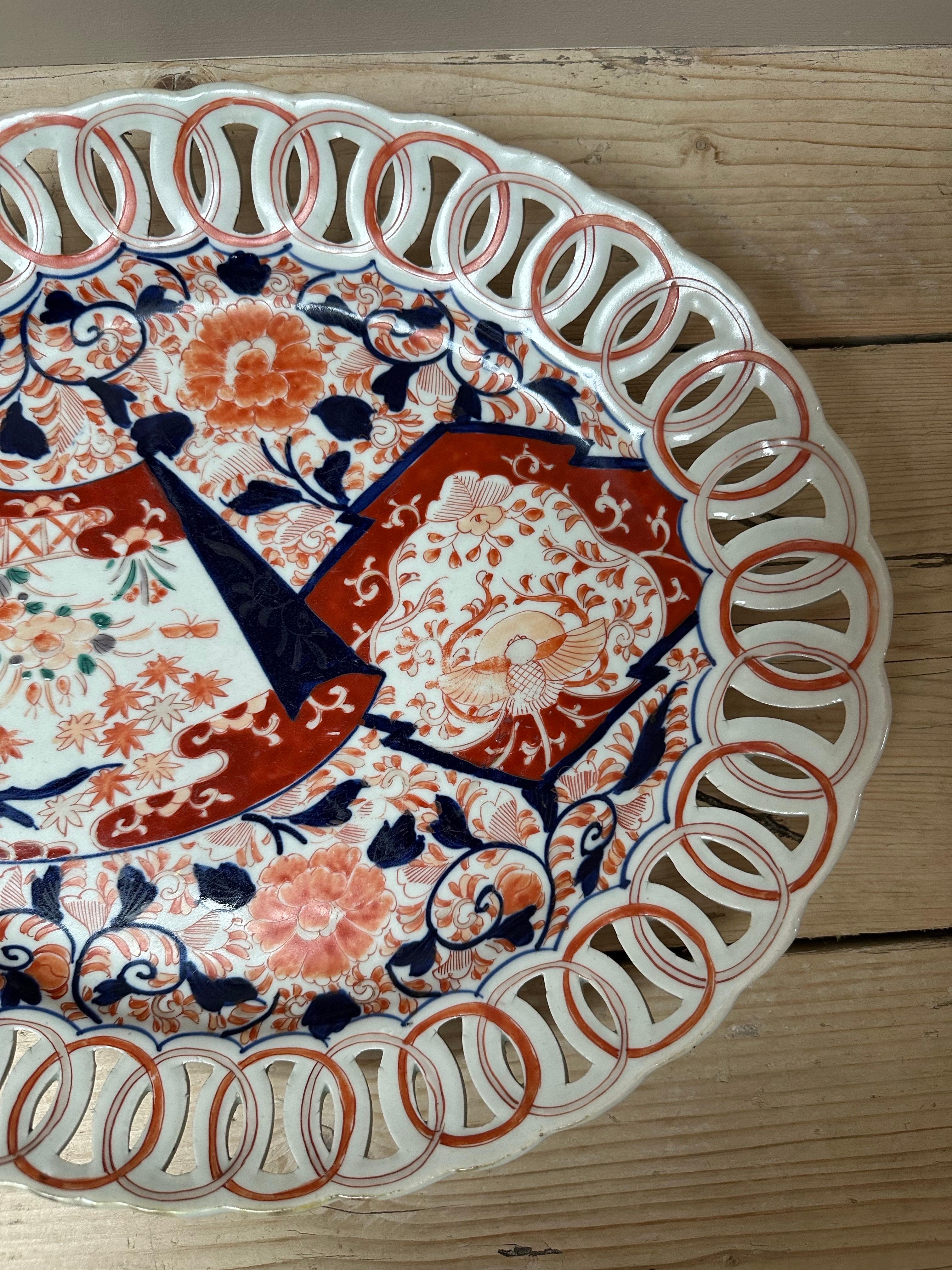 XIXe siècle Grande assiette japonaise en porcelaine Imari Porcelain à bord réticulé, 19e siècle en vente