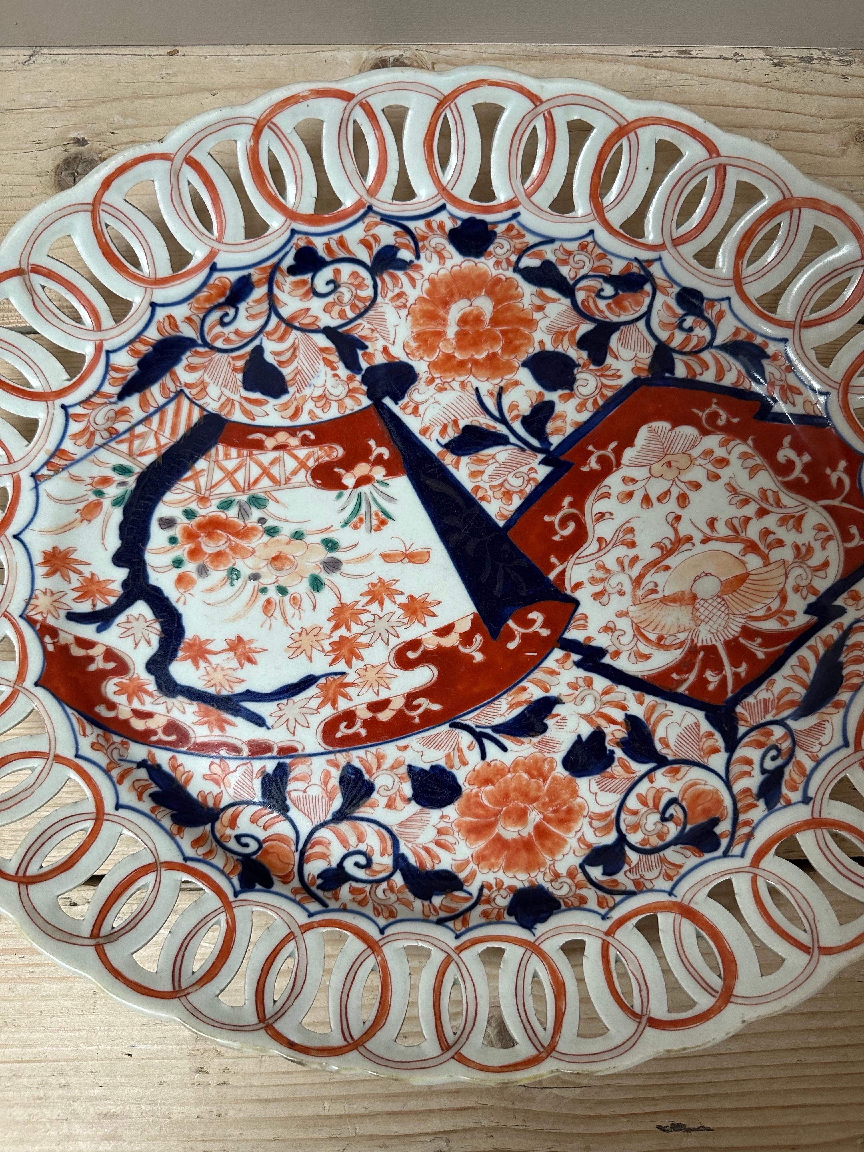 Porcelaine Grande assiette japonaise en porcelaine Imari Porcelain à bord réticulé, 19e siècle en vente