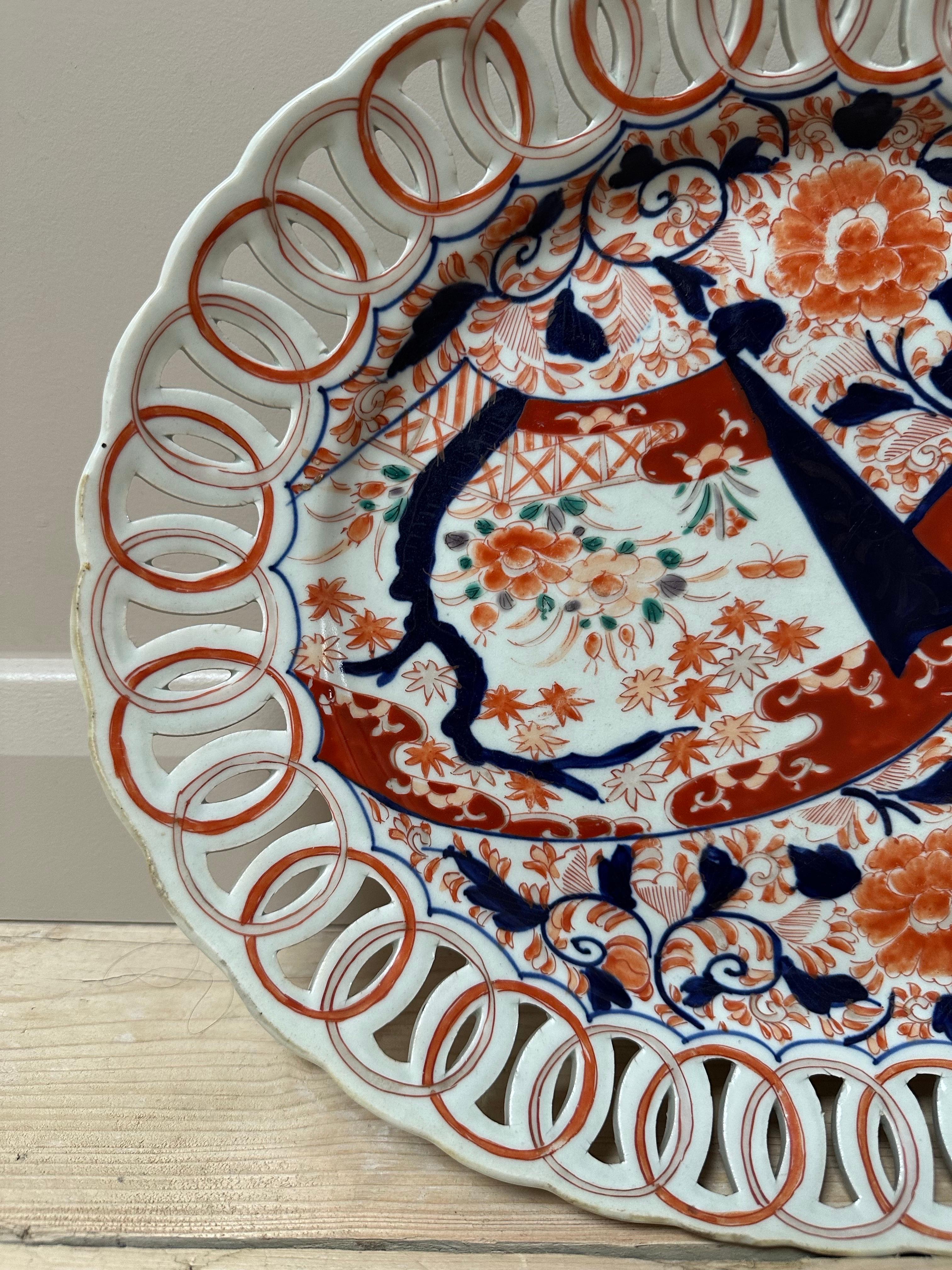 Grande assiette japonaise en porcelaine Imari Porcelain à bord réticulé, 19e siècle en vente 2