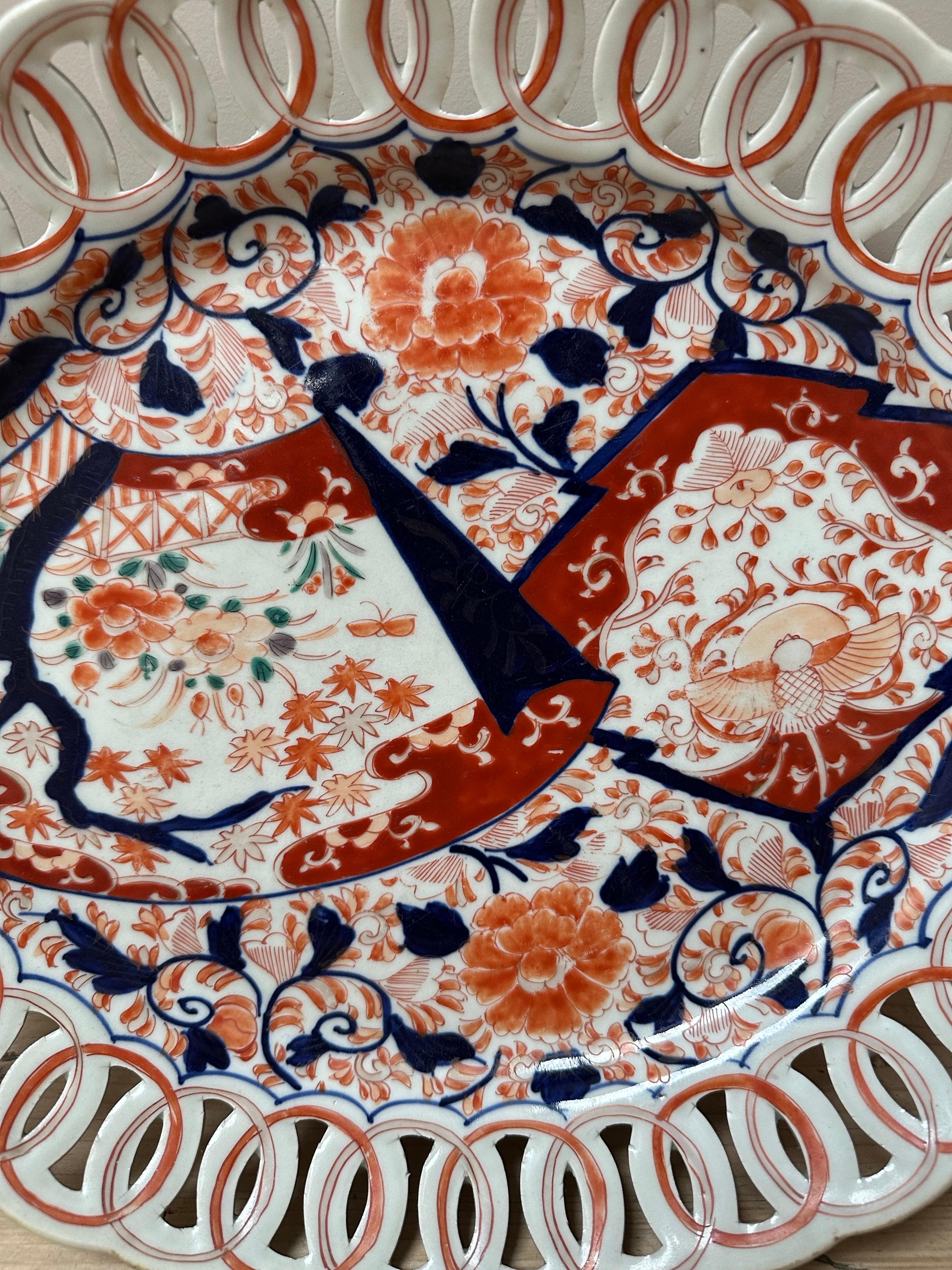 Grande assiette japonaise en porcelaine Imari Porcelain à bord réticulé, 19e siècle en vente 1