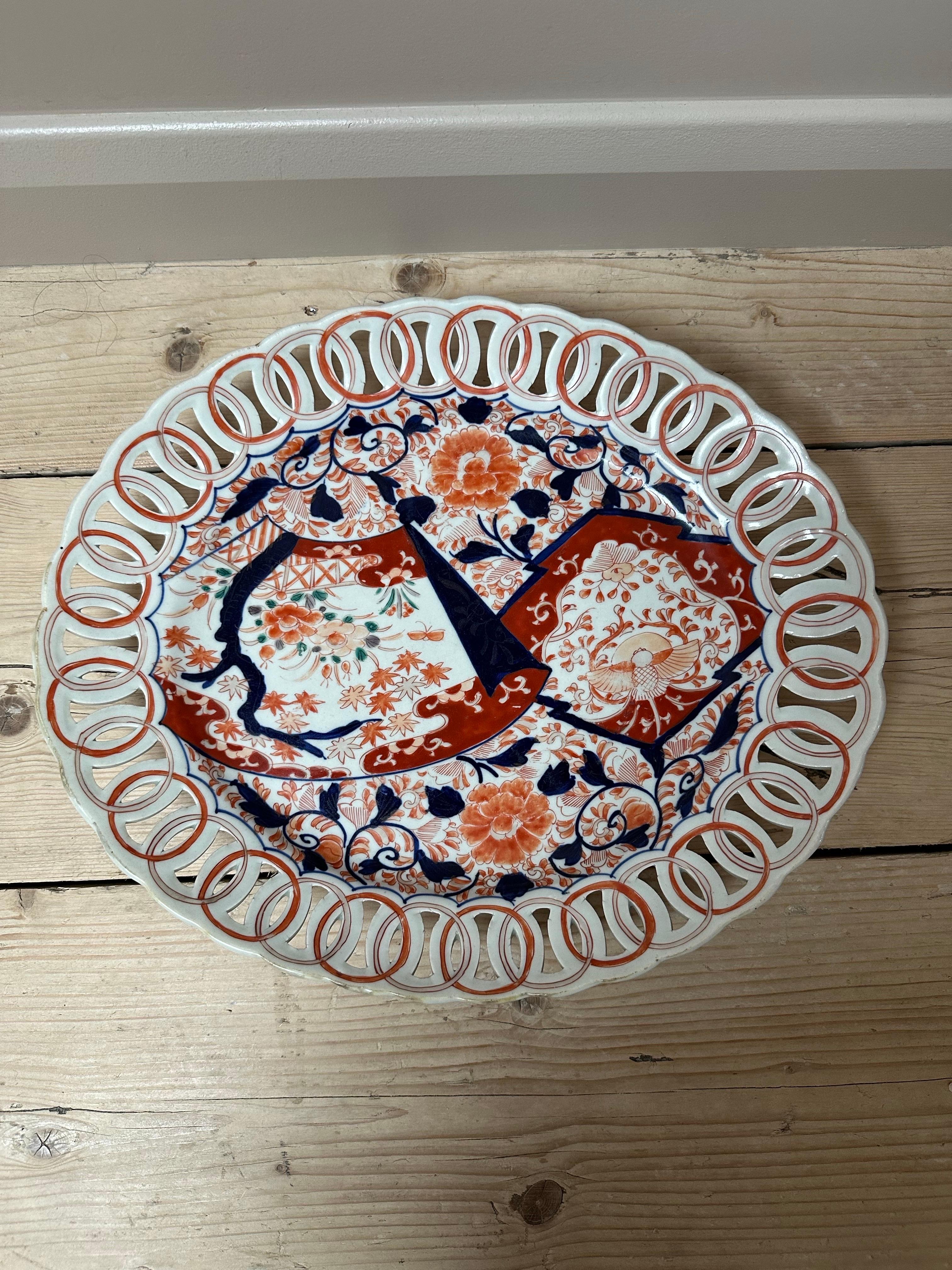 Grande assiette japonaise en porcelaine Imari Porcelain à bord réticulé, 19e siècle en vente 3