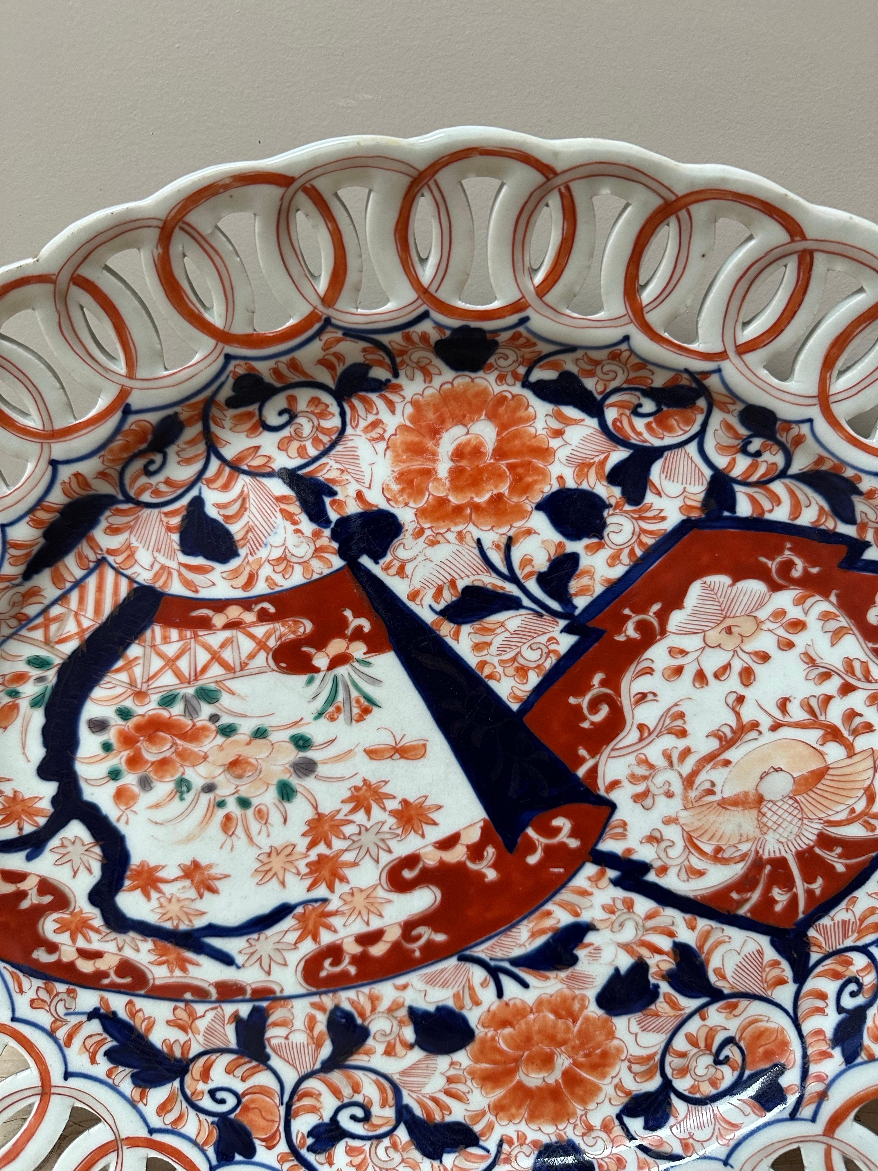 Grande assiette japonaise en porcelaine Imari Porcelain à bord réticulé, 19e siècle en vente 4