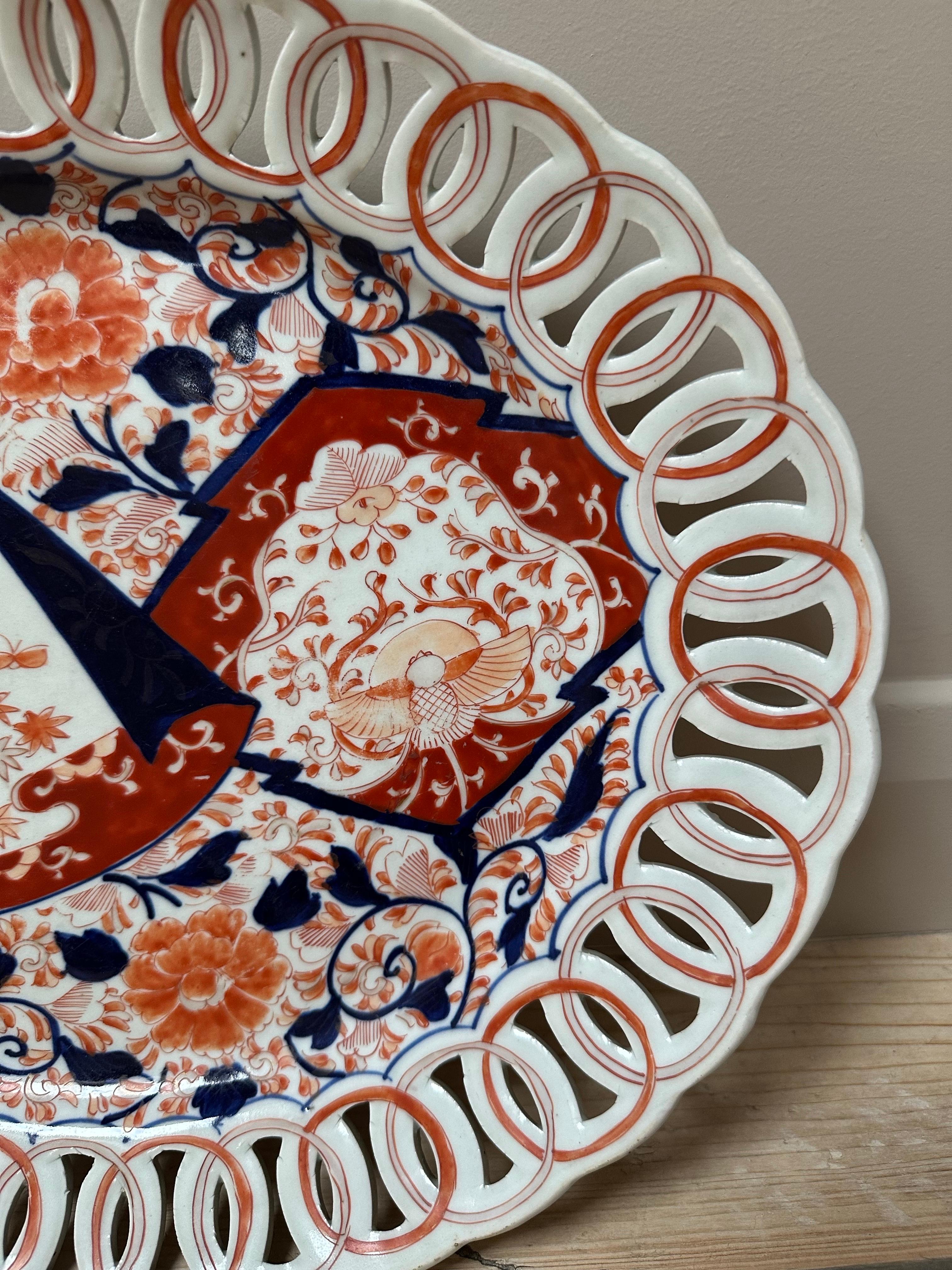 Grande assiette japonaise en porcelaine Imari Porcelain à bord réticulé, 19e siècle en vente 5