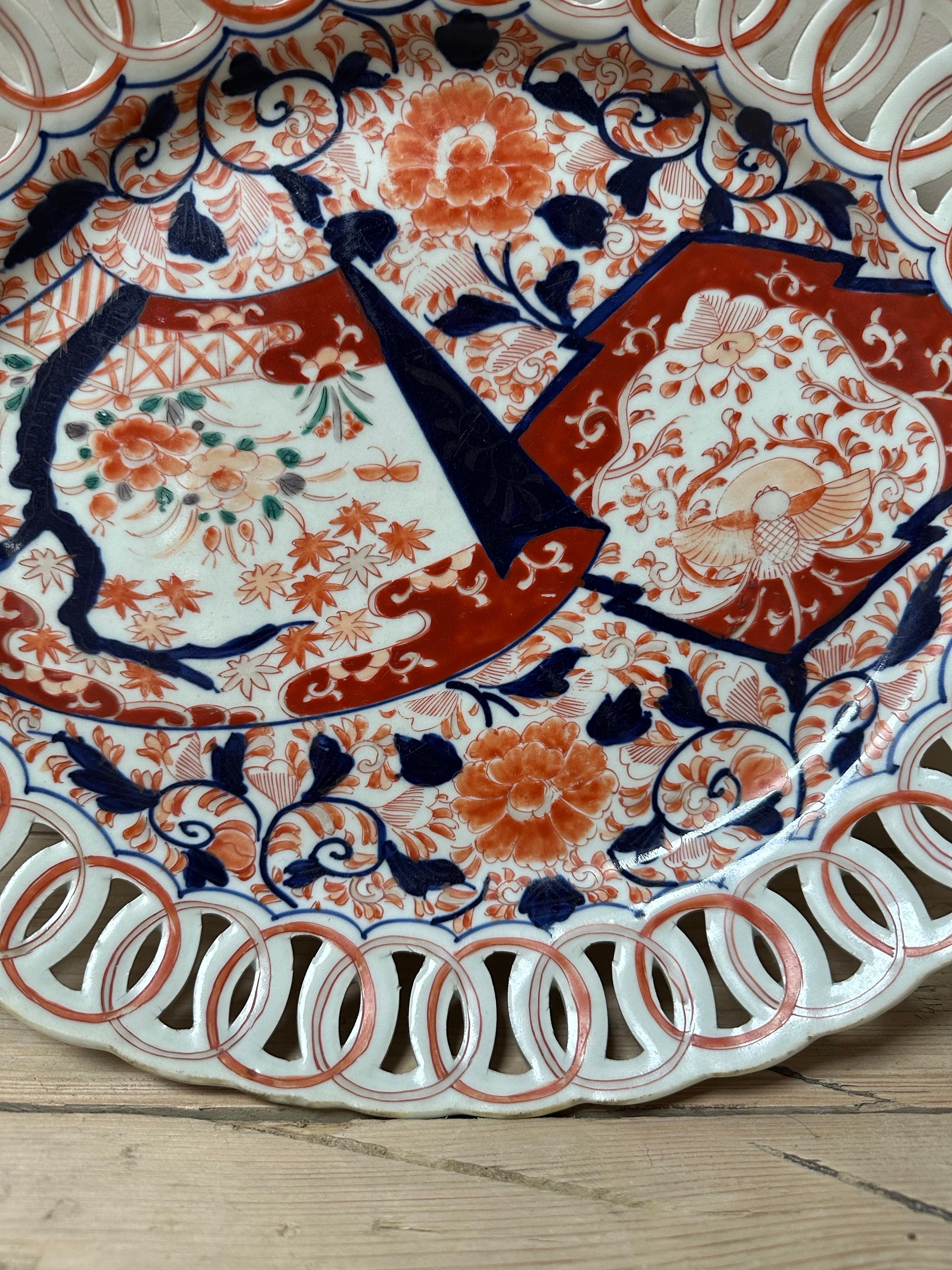 Grande assiette japonaise en porcelaine Imari Porcelain à bord réticulé, 19e siècle en vente 6