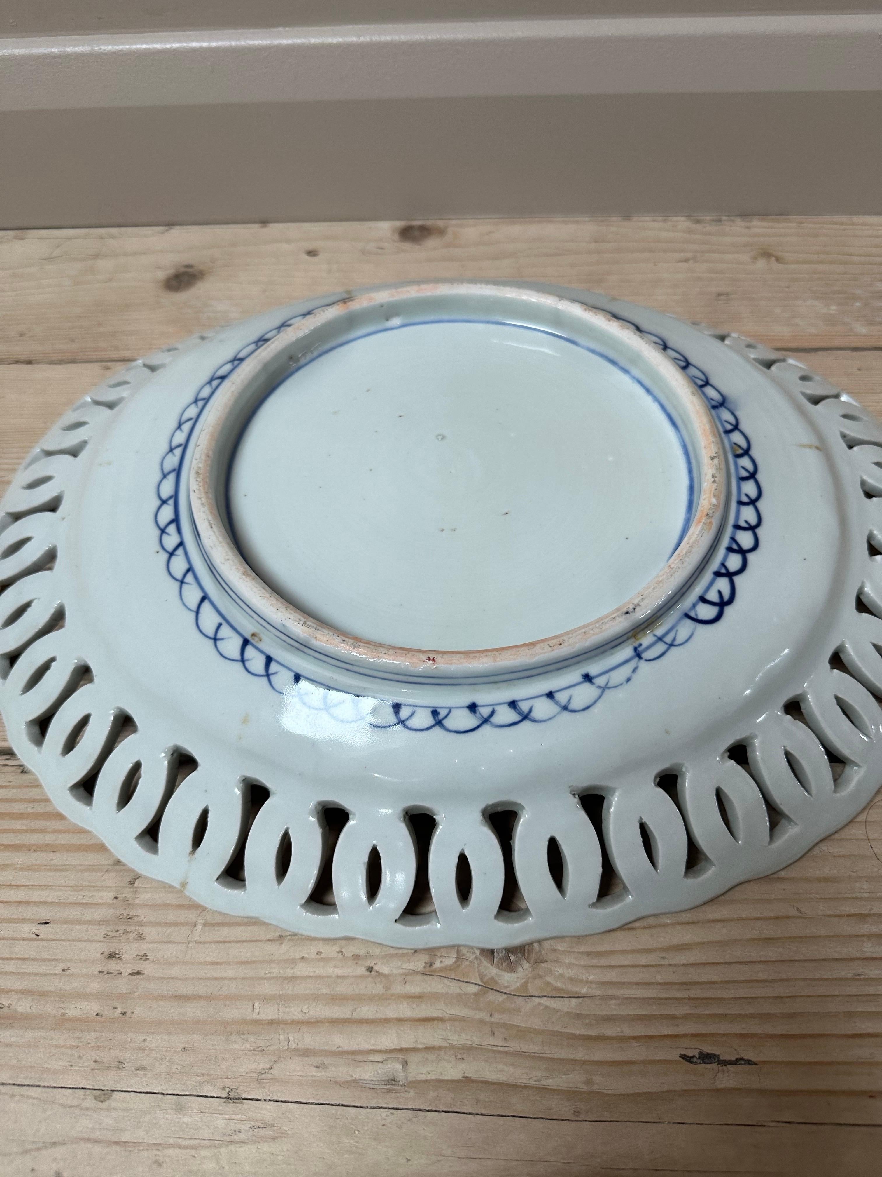 Grande assiette japonaise en porcelaine Imari Porcelain à bord réticulé, 19e siècle en vente 8