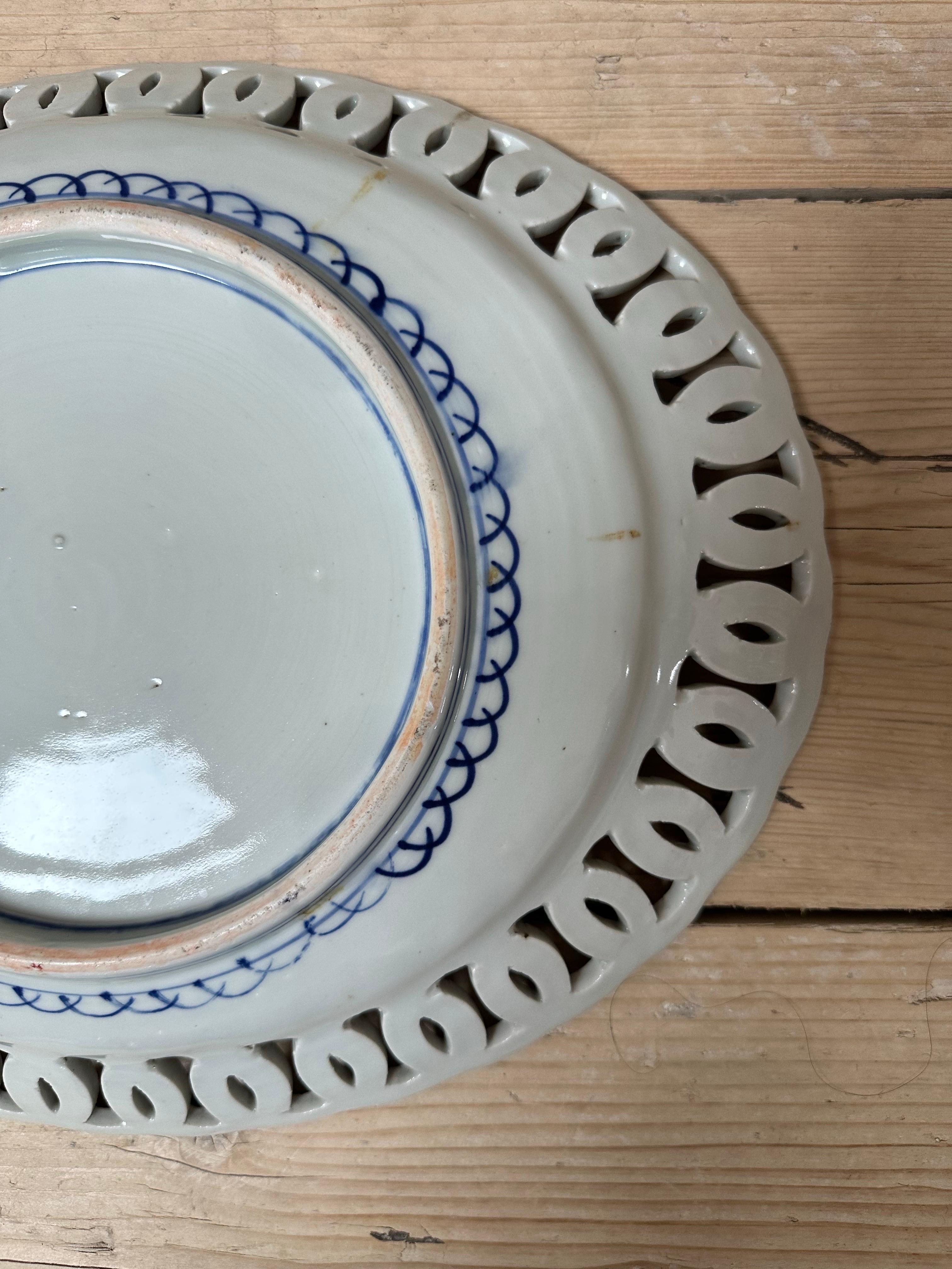 Grande assiette japonaise en porcelaine Imari Porcelain à bord réticulé, 19e siècle en vente 7
