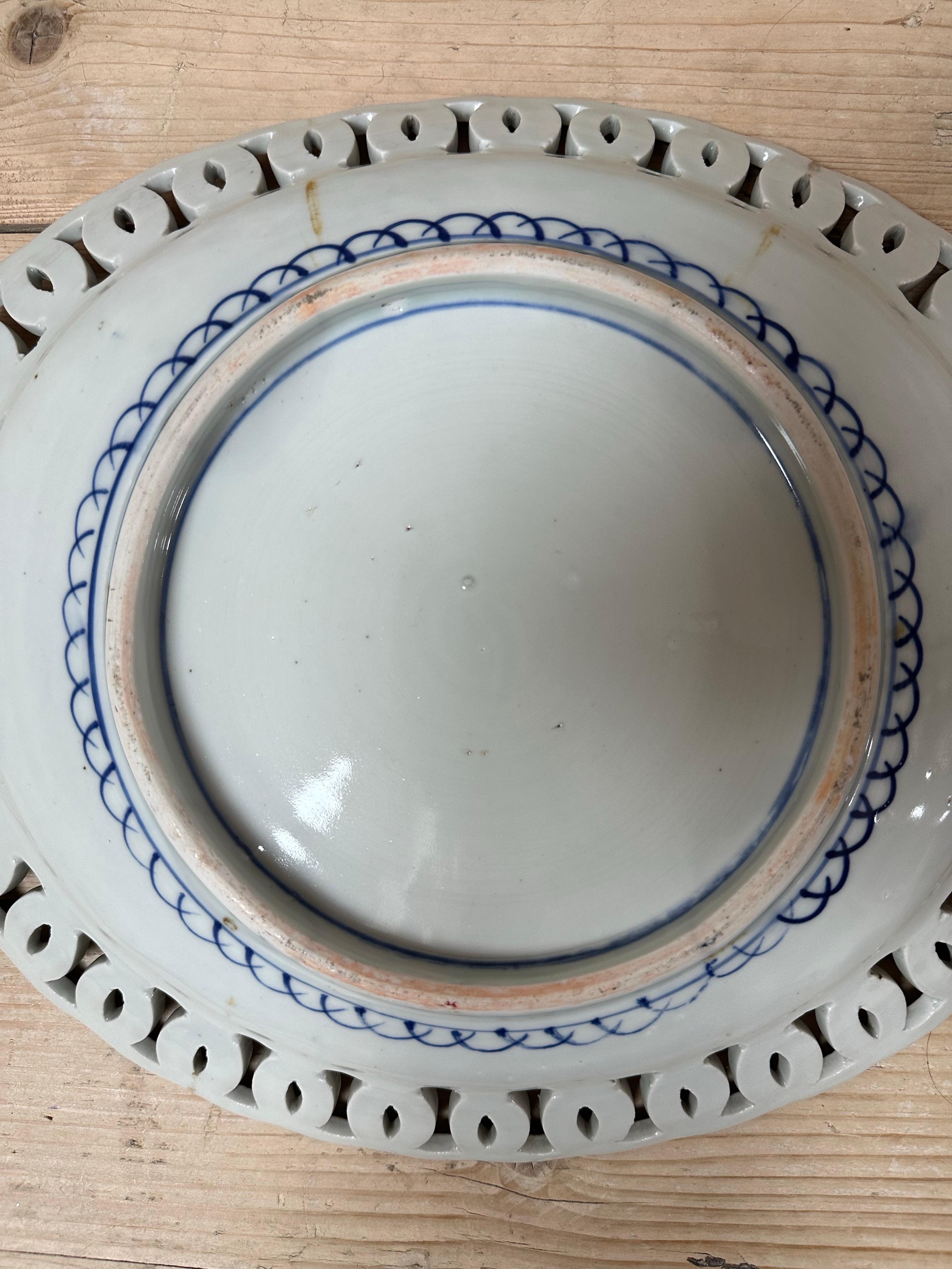 Grande assiette japonaise en porcelaine Imari Porcelain à bord réticulé, 19e siècle en vente 9