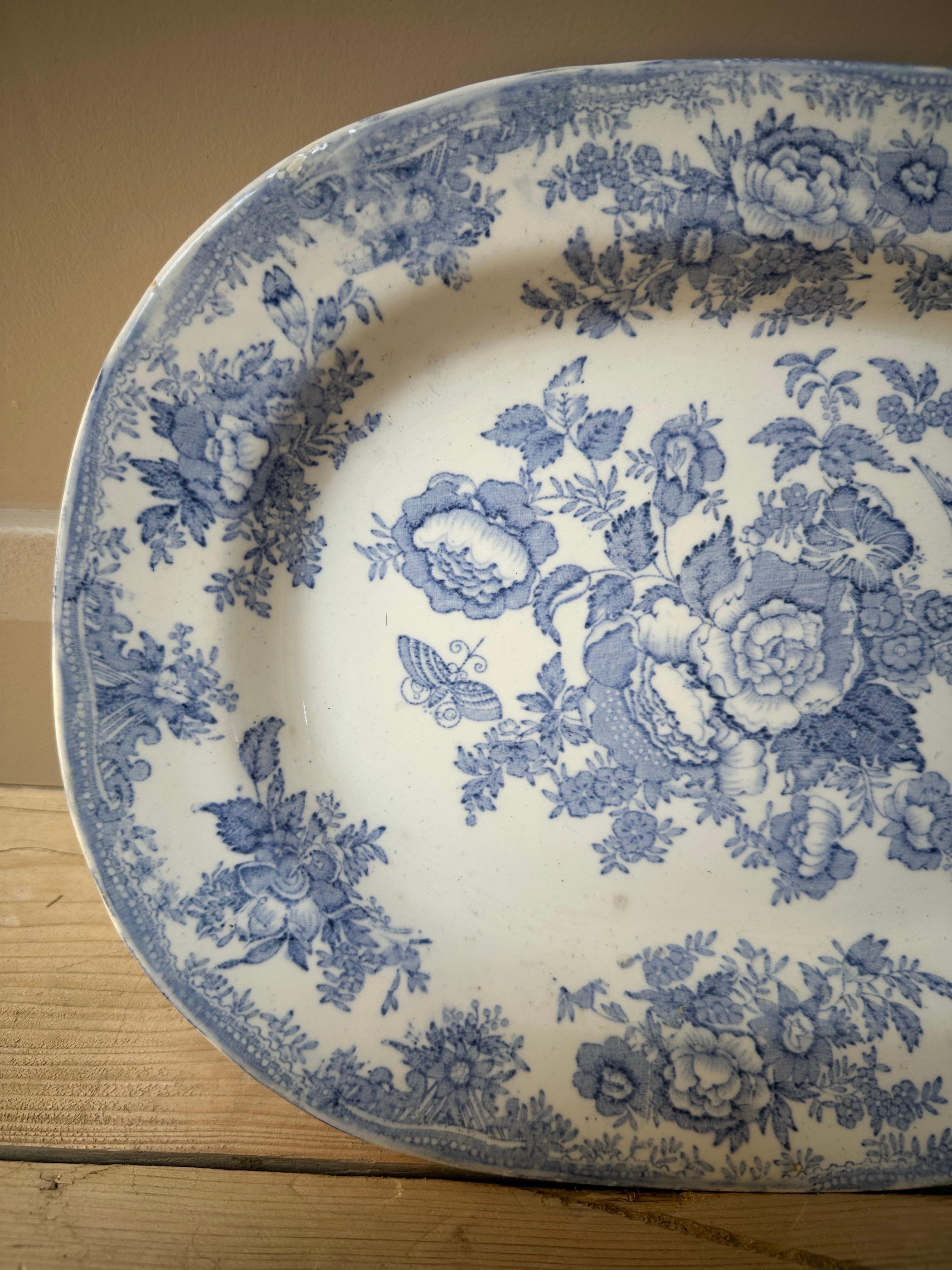 Anglais Plat moyen bleu et blanc en forme de faisan asiatique, 19e siècle en vente
