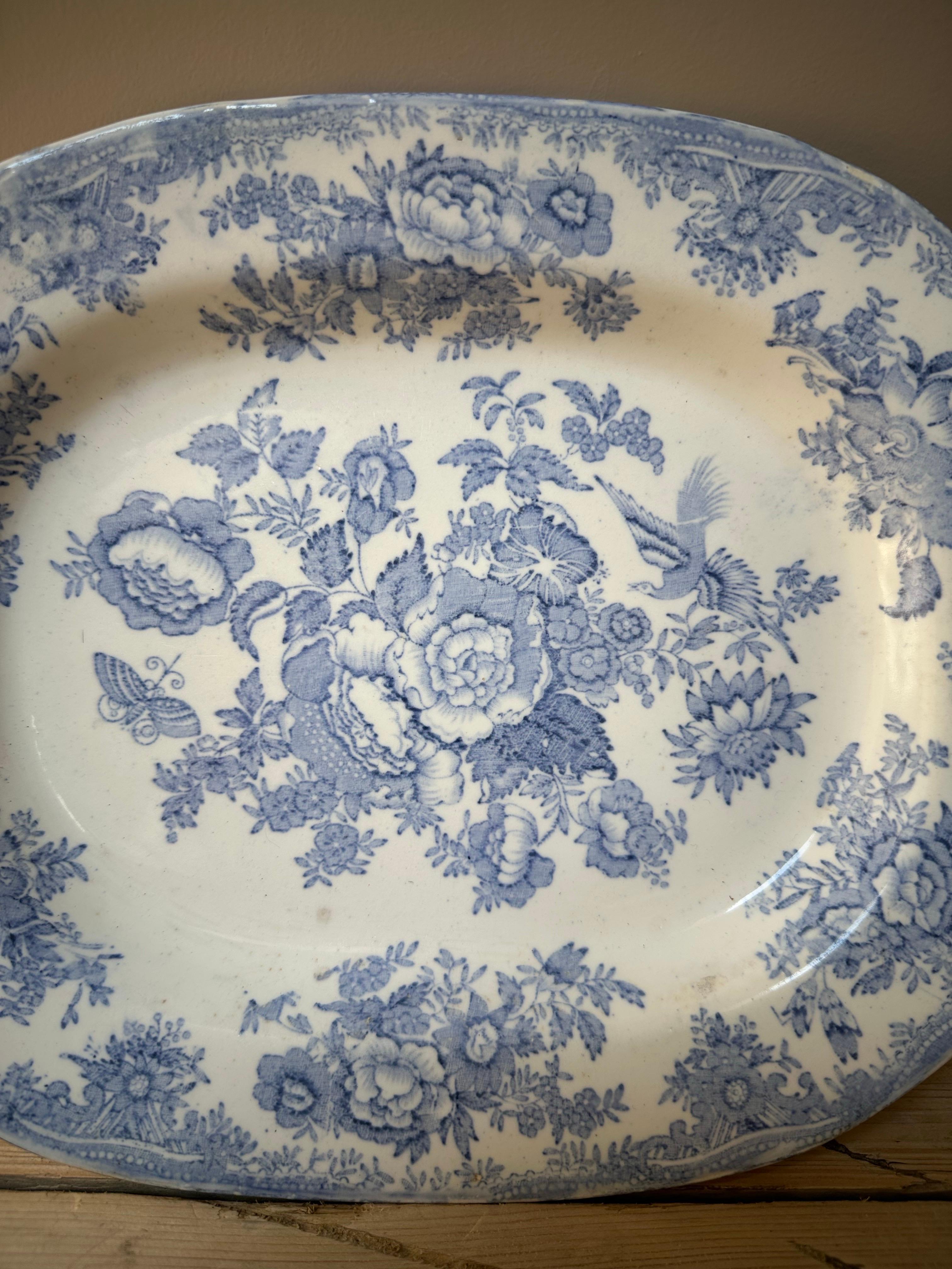 XIXe siècle Plat moyen bleu et blanc en forme de faisan asiatique, 19e siècle en vente