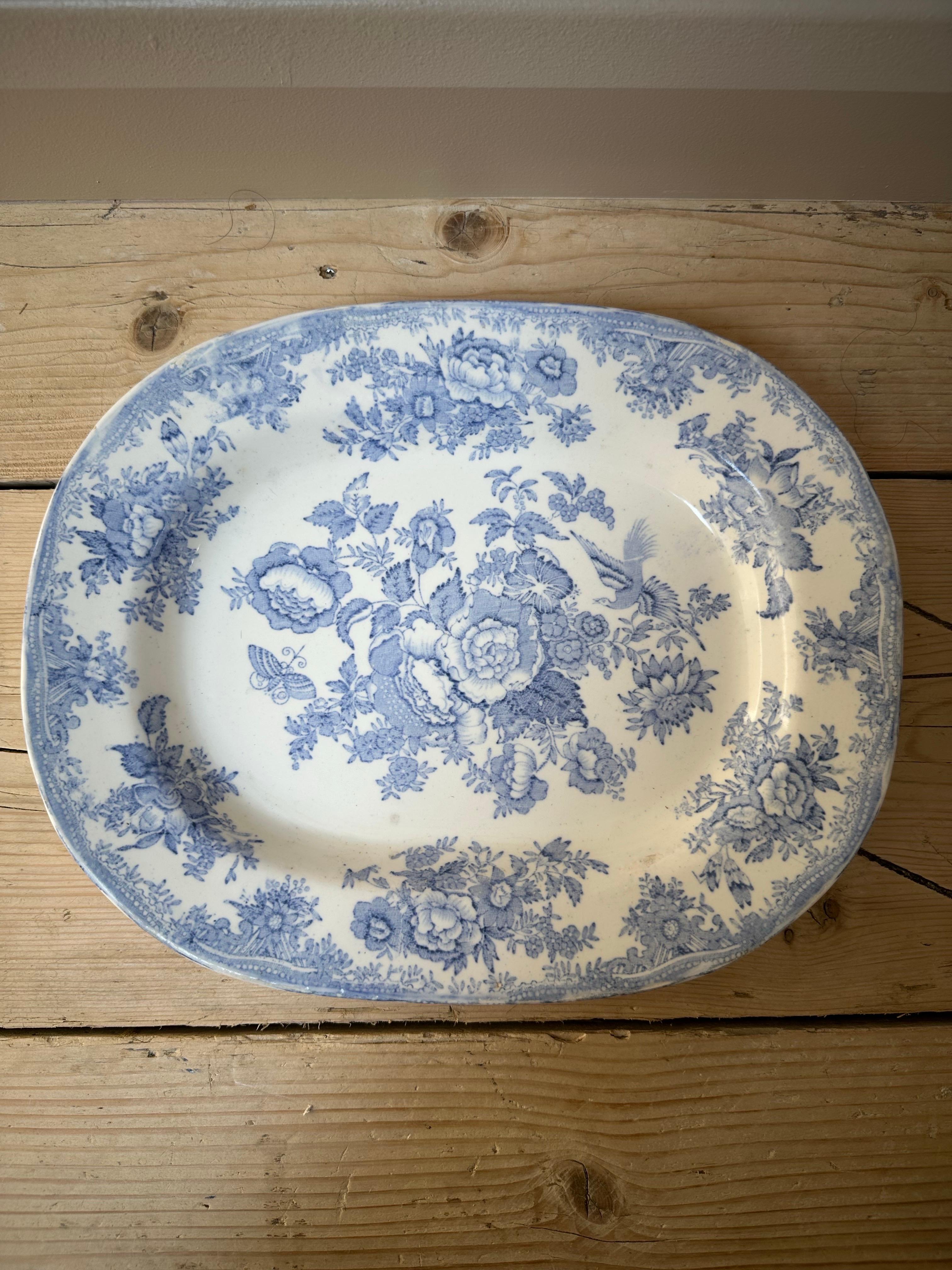 Poterie Plat moyen bleu et blanc en forme de faisan asiatique, 19e siècle en vente