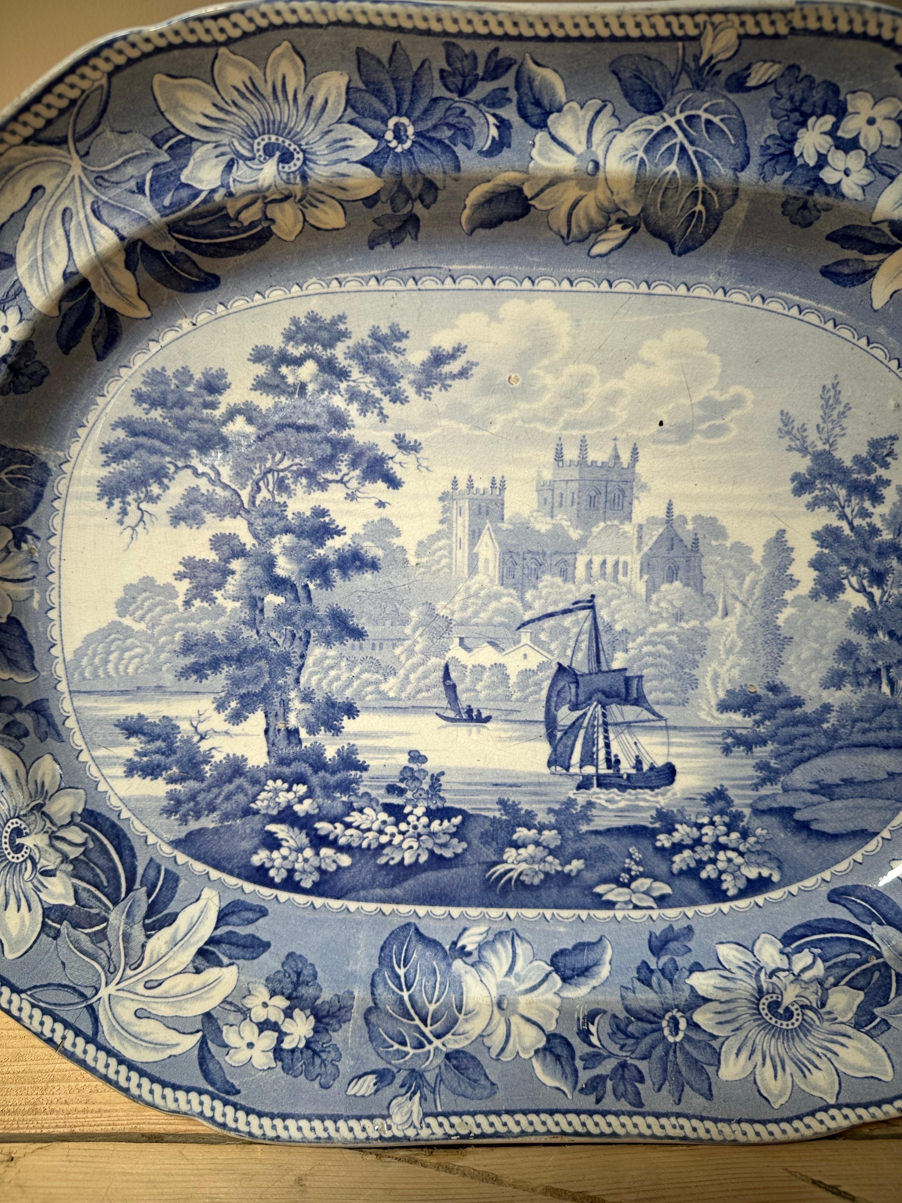 Anglais Grand plat bleu et blanc en Staffordshire d'époque Régence en vente