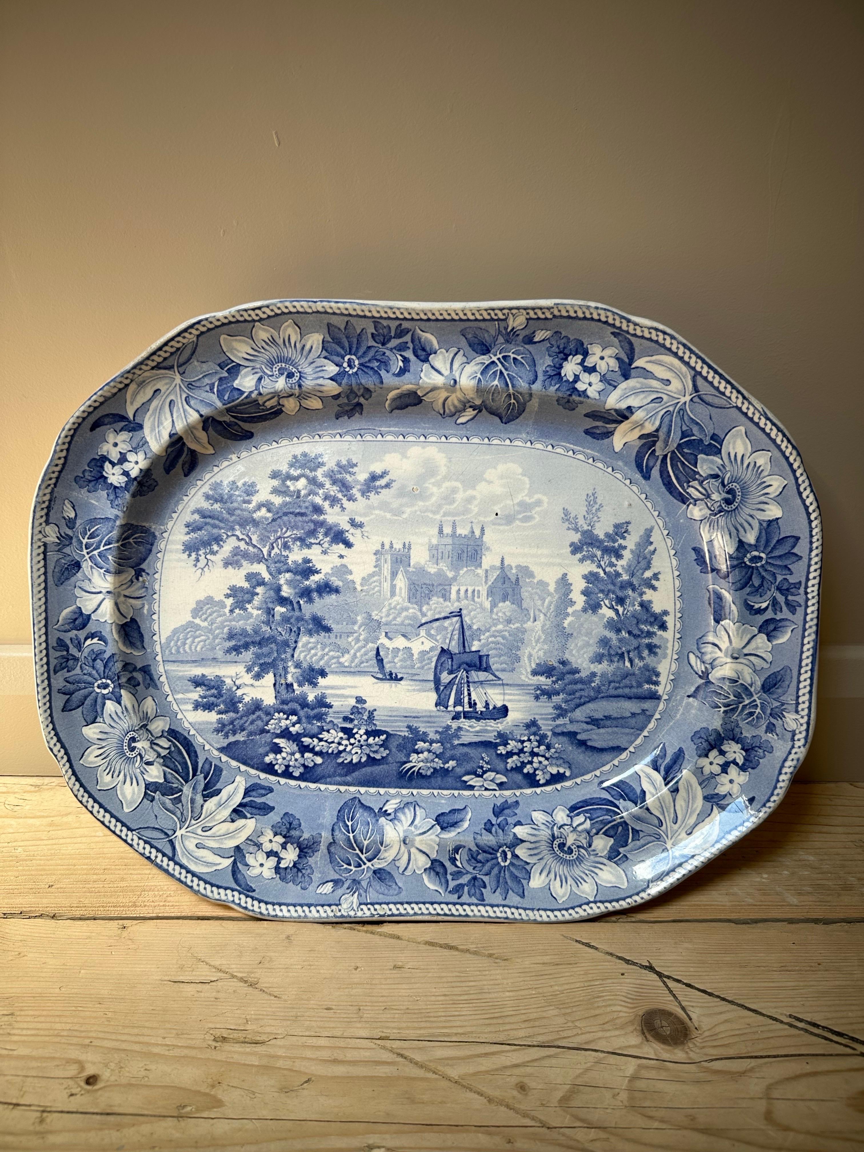 Grand plat bleu et blanc en Staffordshire d'époque Régence Bon état - En vente à Worcester Park, GB