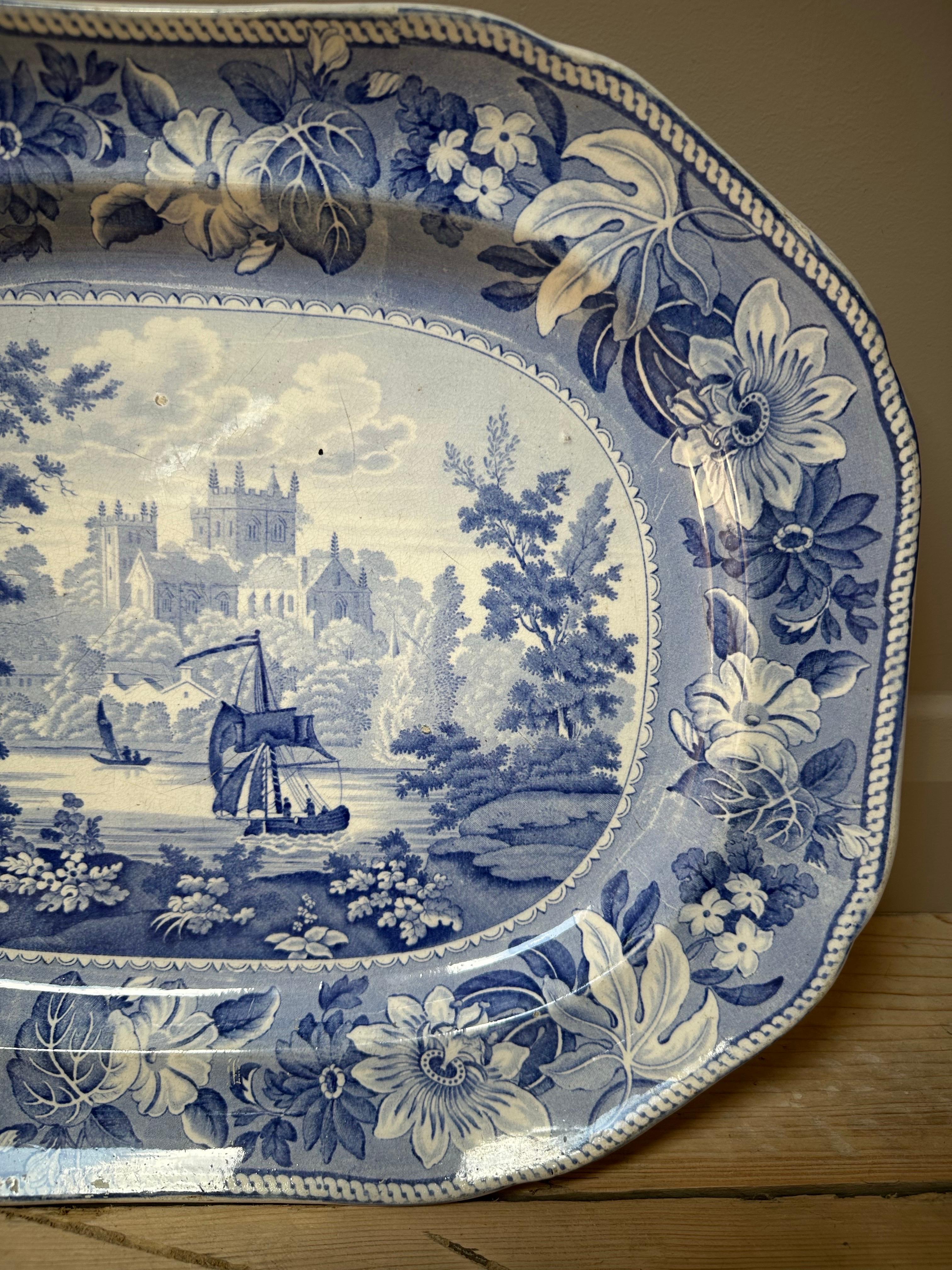 XIXe siècle Grand plat bleu et blanc en Staffordshire d'époque Régence en vente