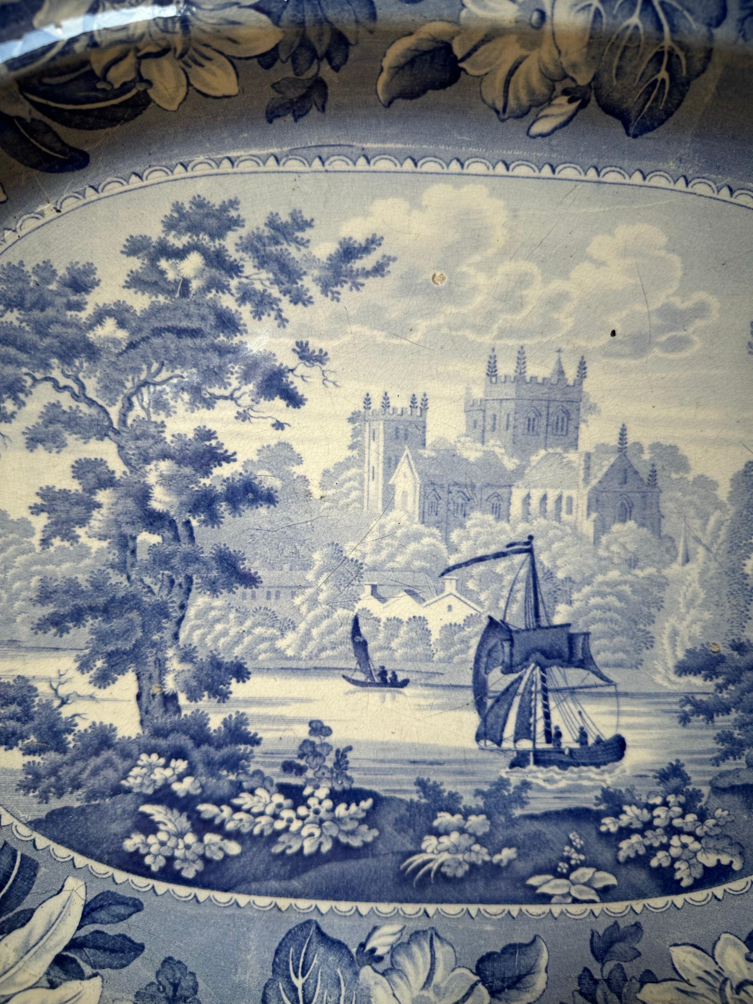 Grand plat bleu et blanc en Staffordshire d'époque Régence en vente 1