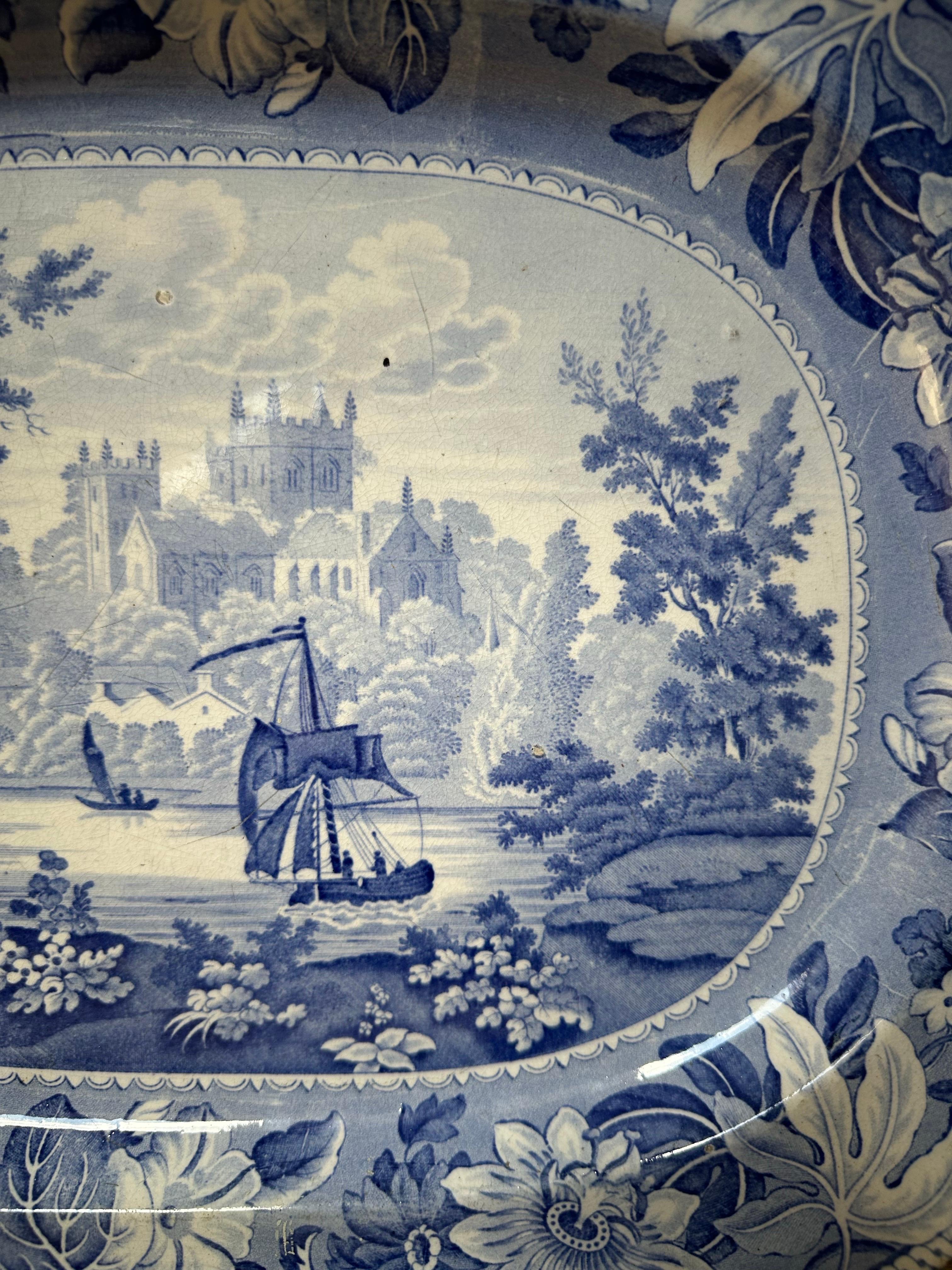 Poterie Grand plat bleu et blanc en Staffordshire d'époque Régence en vente