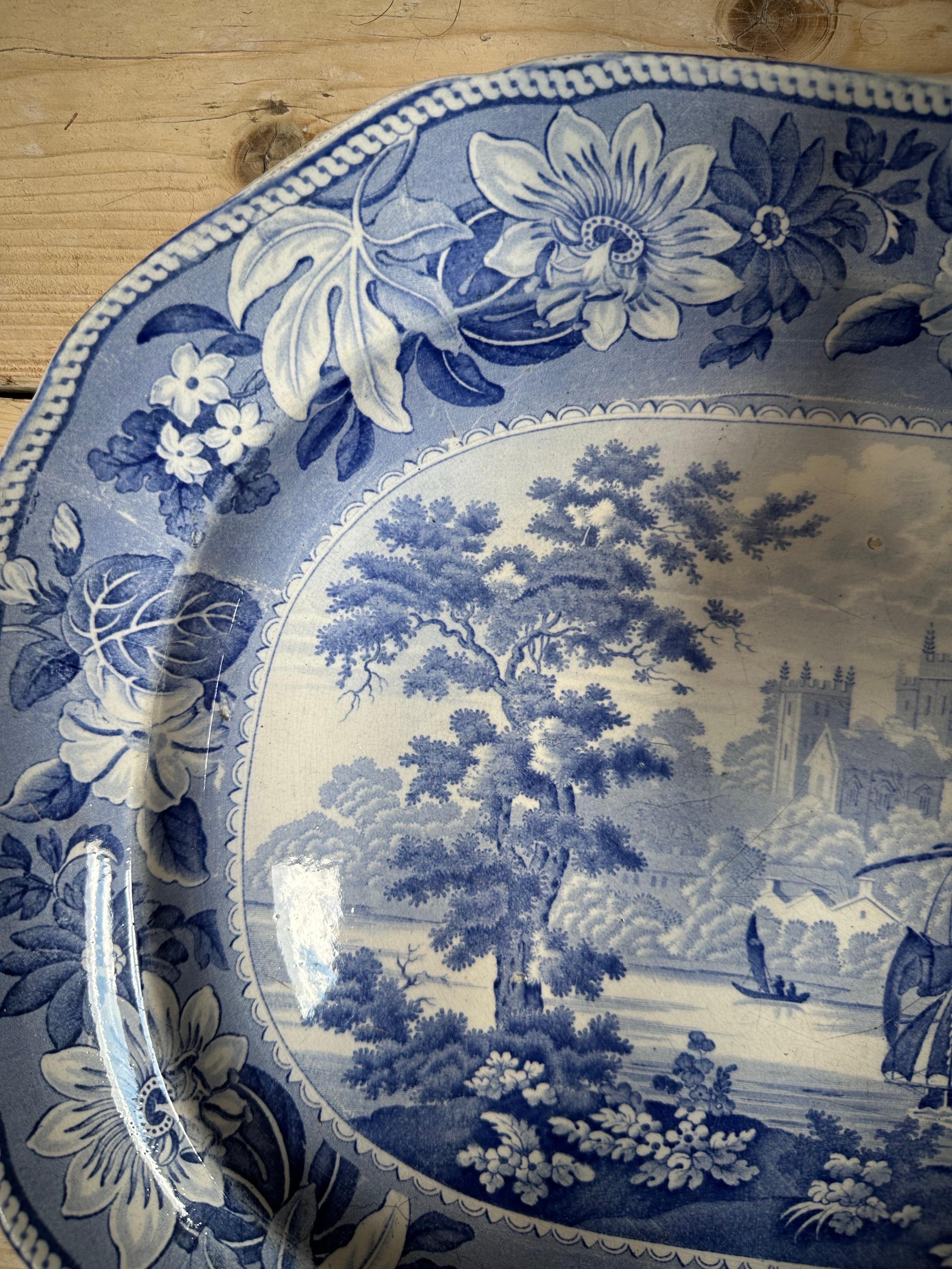 Grand plat bleu et blanc en Staffordshire d'époque Régence en vente 2
