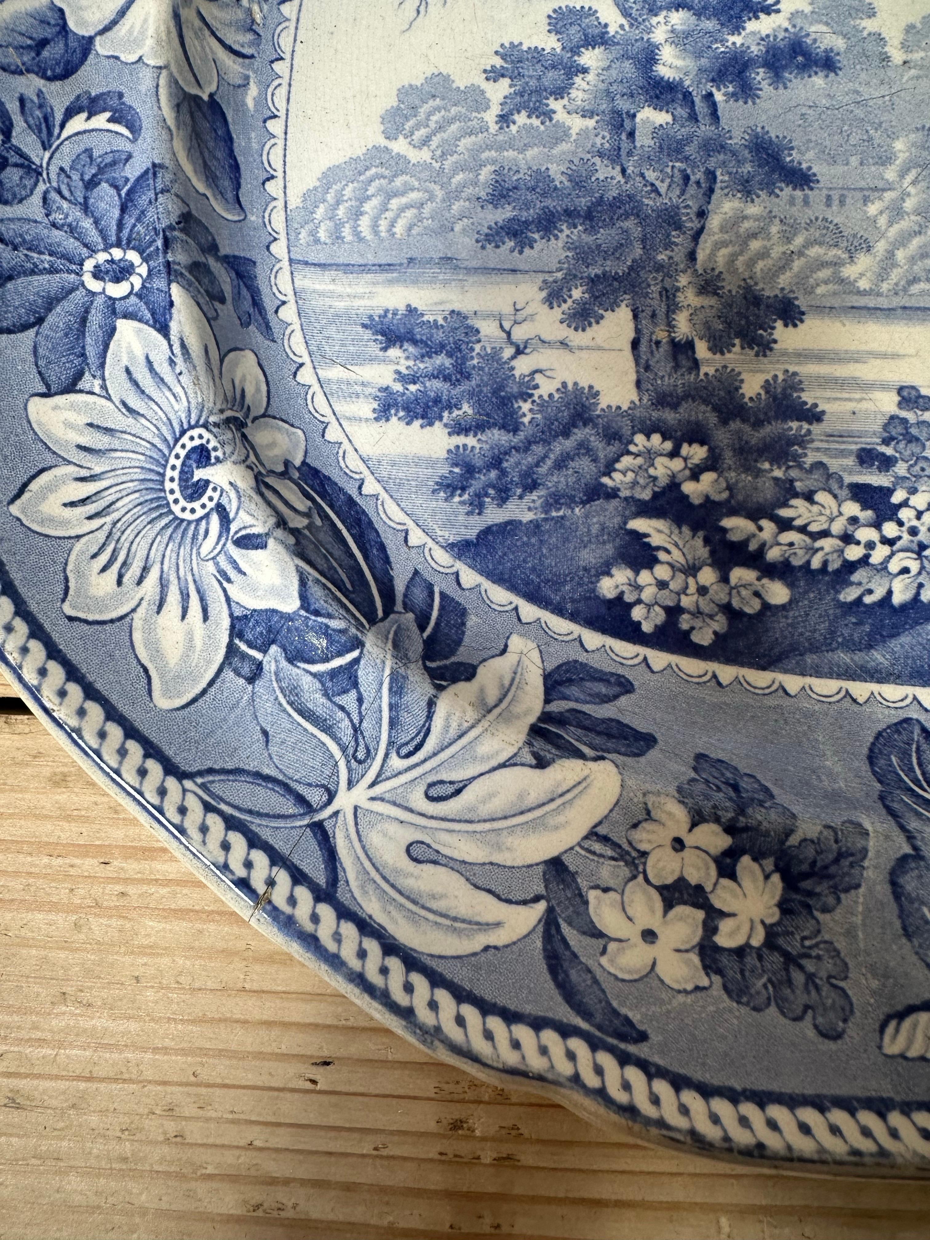 Grand plat bleu et blanc en Staffordshire d'époque Régence en vente 3