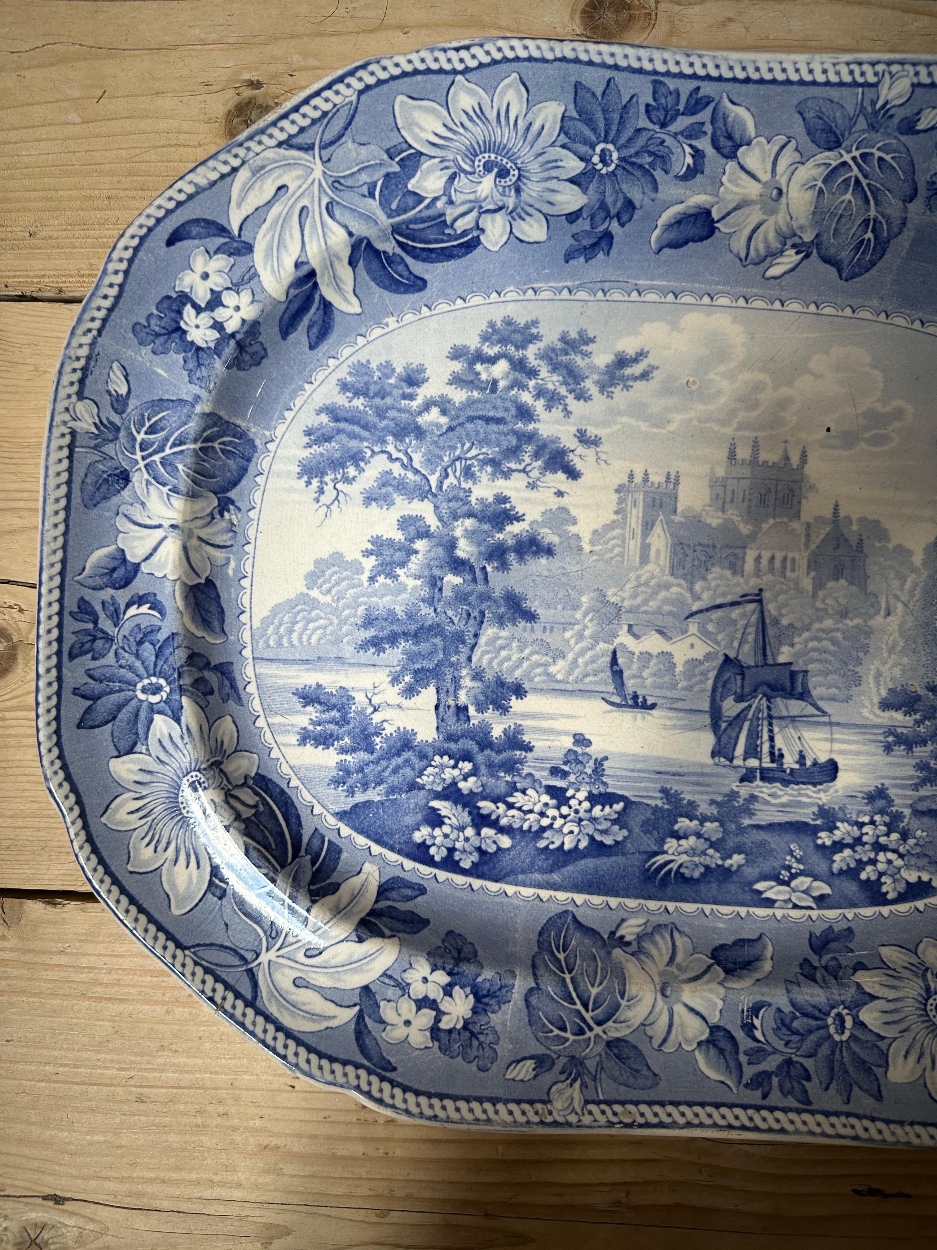 Grand plat bleu et blanc en Staffordshire d'époque Régence en vente 4