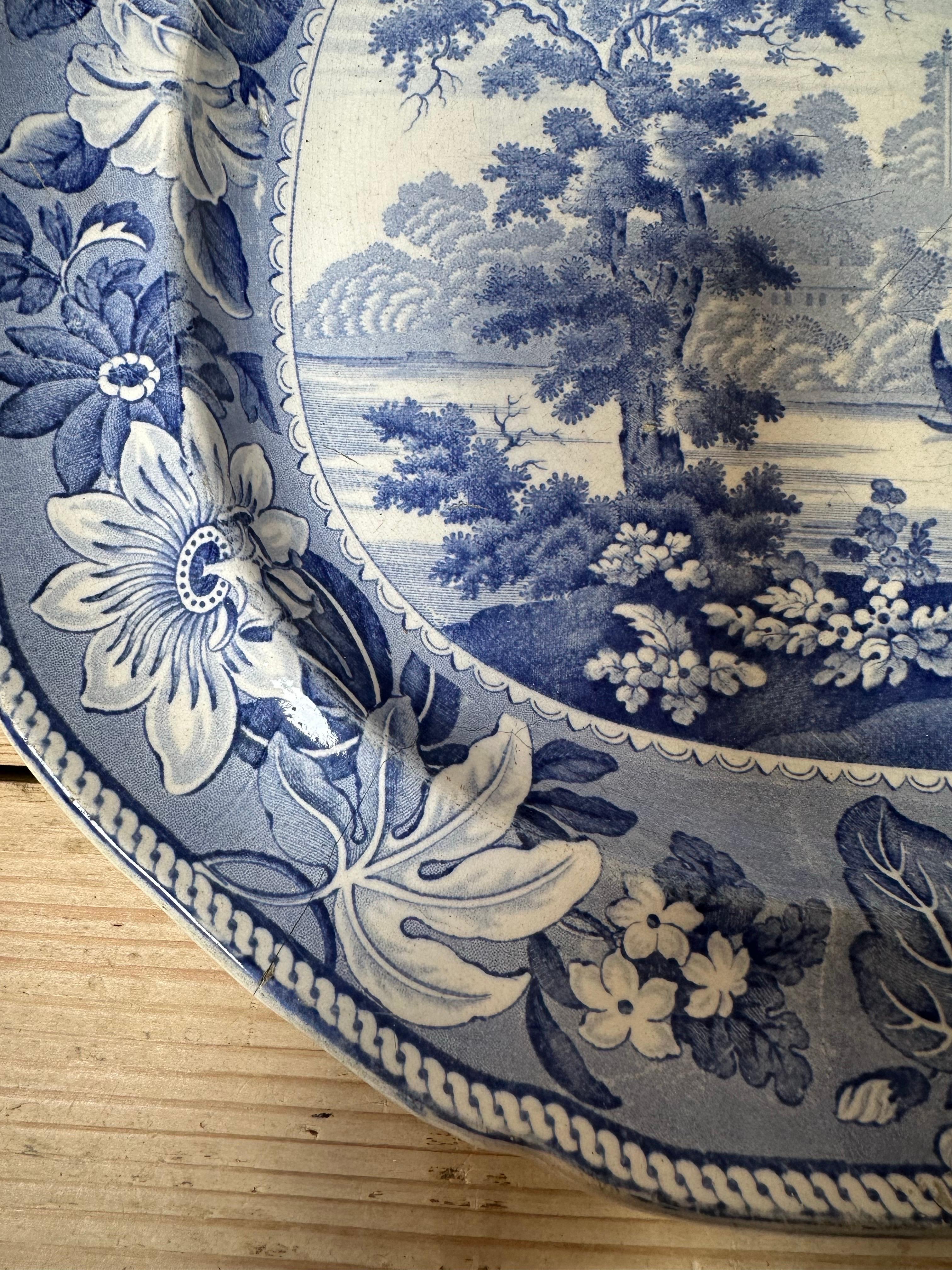 Grand plat bleu et blanc en Staffordshire d'époque Régence en vente 5