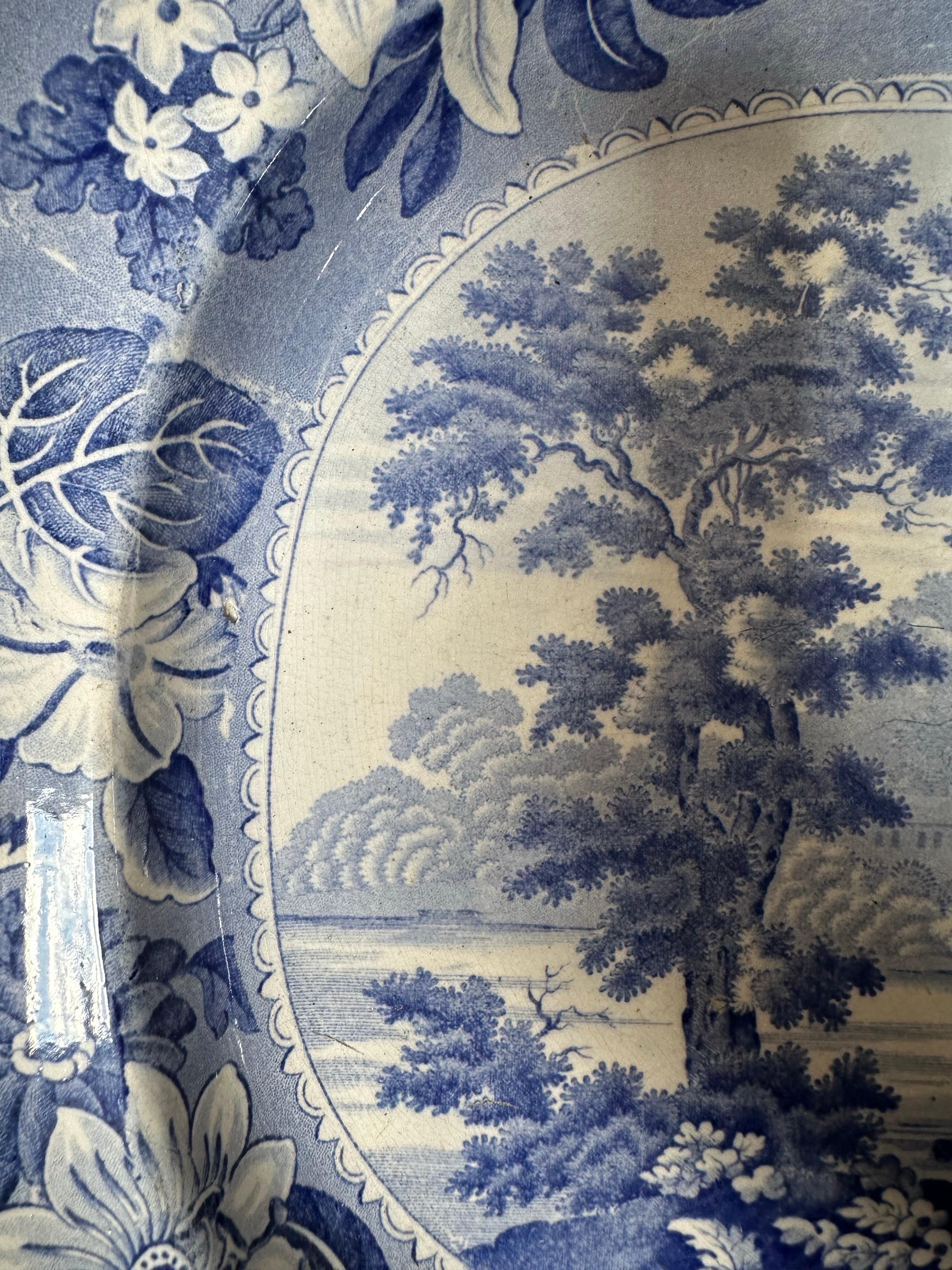 Grand plat bleu et blanc en Staffordshire d'époque Régence en vente 7