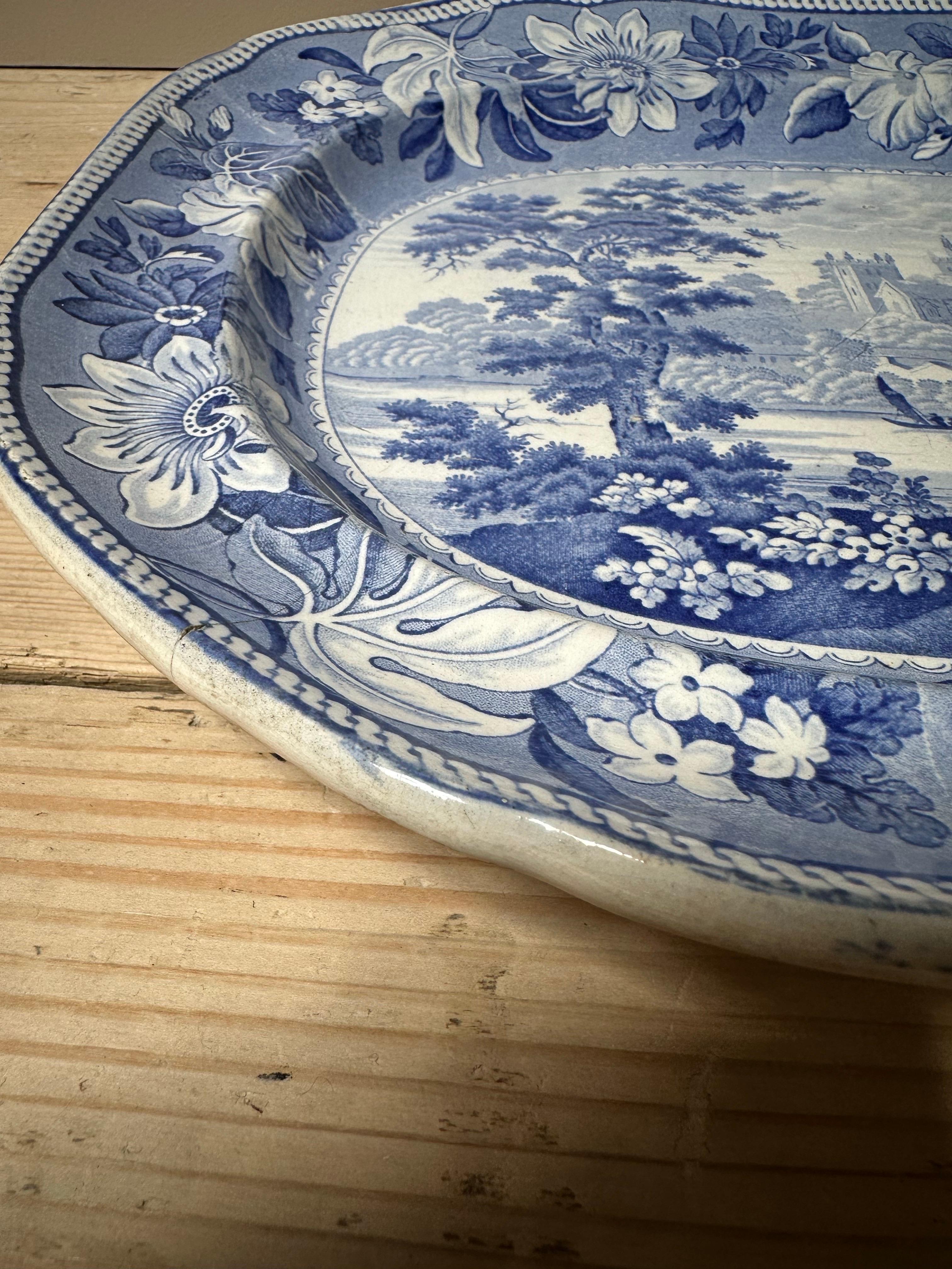Grand plat bleu et blanc en Staffordshire d'époque Régence en vente 8