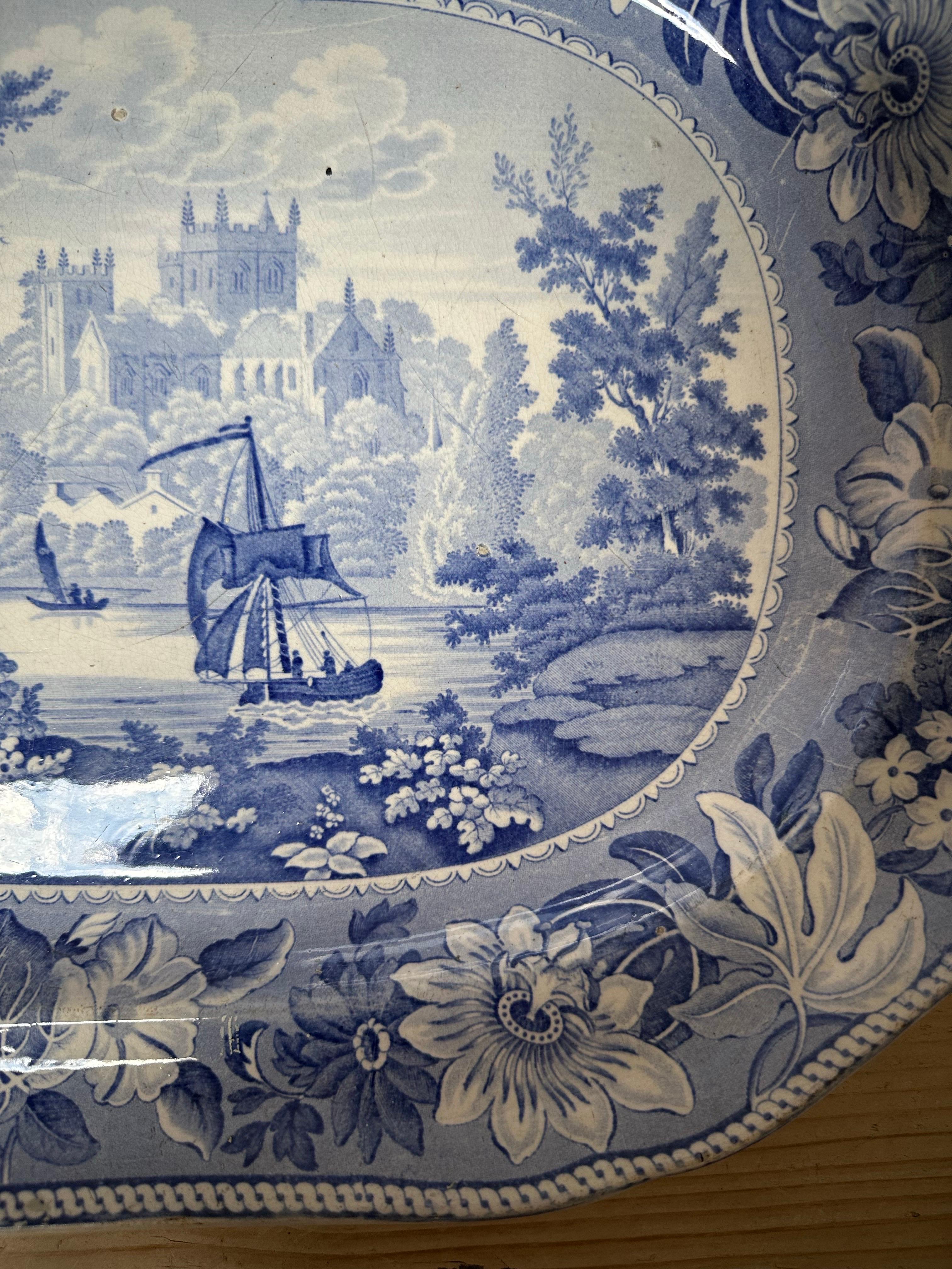 Grand plat bleu et blanc en Staffordshire d'époque Régence en vente 9