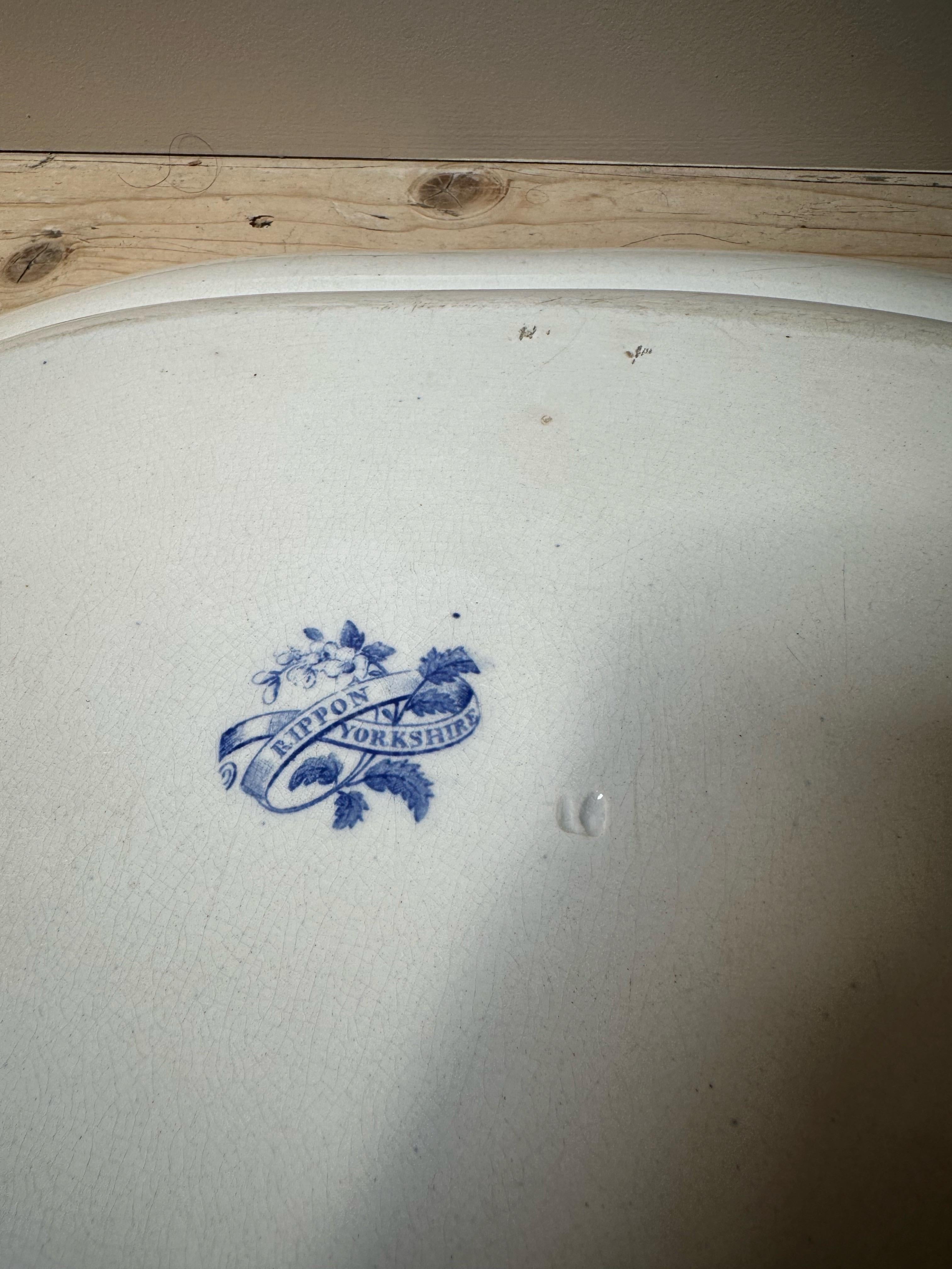 Grand plat bleu et blanc en Staffordshire d'époque Régence en vente 13