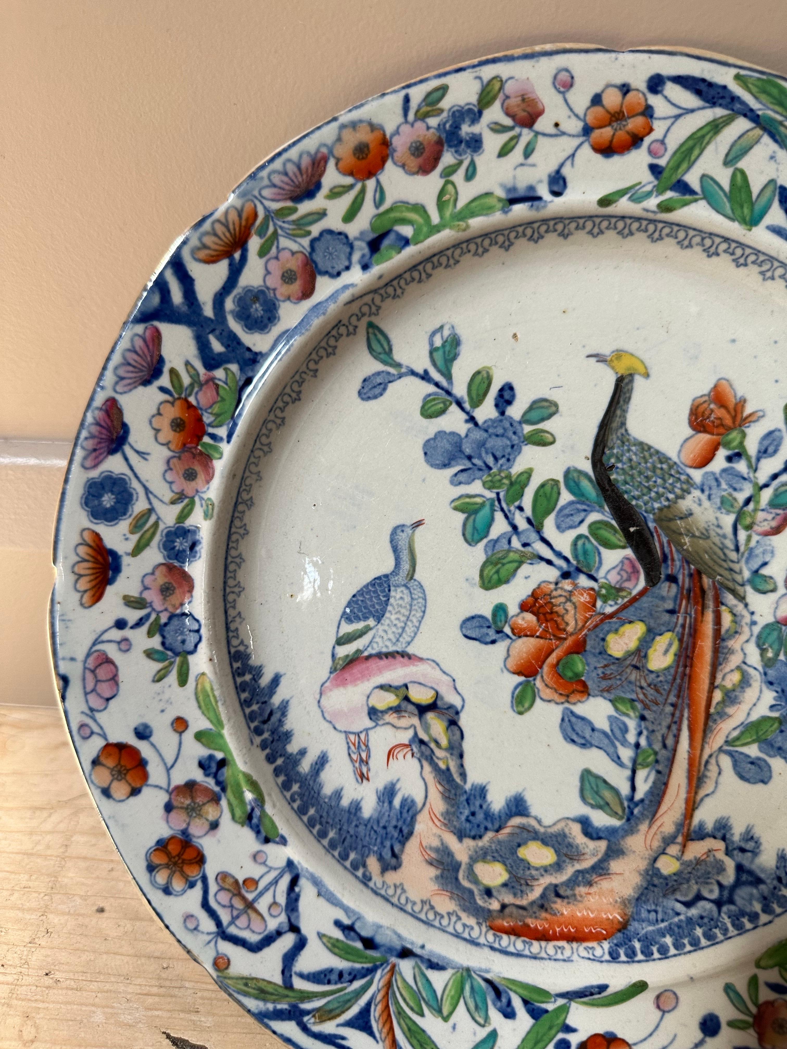 Inglese Piatto in pietra di Staffordshire con pavoni e bordo floreale del XIX secolo in vendita