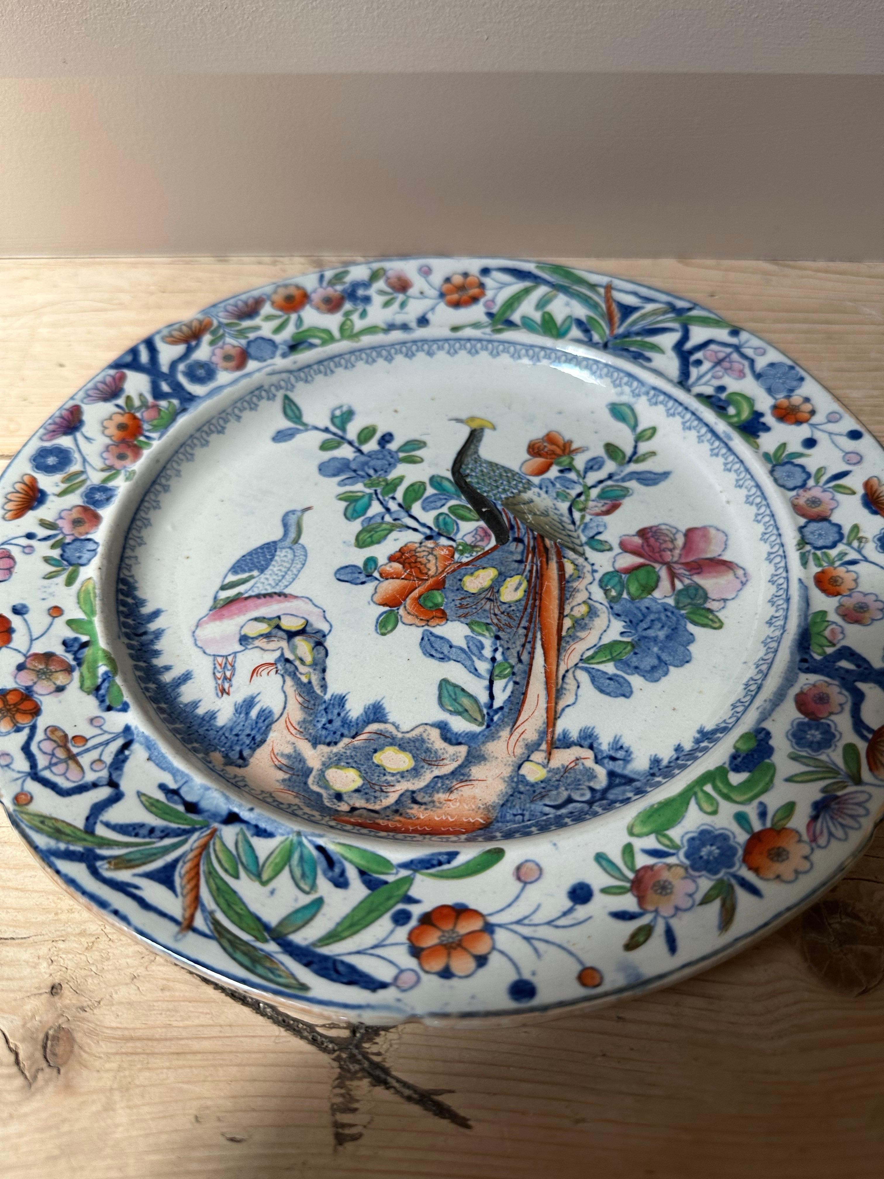 Piatto in pietra di Staffordshire con pavoni e bordo floreale del XIX secolo in vendita 1