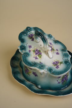 Beurriere édouardienne, motif floral bleu, bord festonné, années 1800