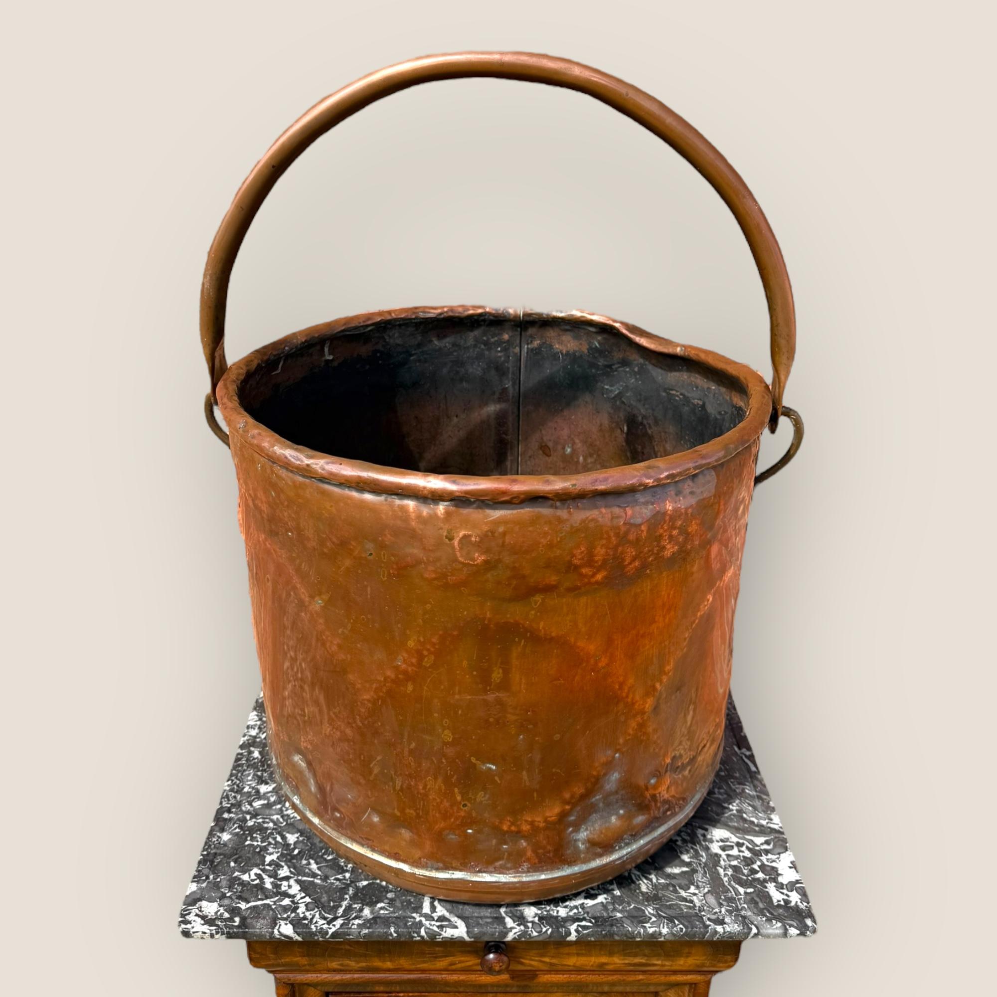 Ecco un grande secchio per legna da ardere in rame antico dei primi del Novecento con manico, che è un ottimo elemento decorativo o di stoccaggio da collocare accanto al fuoco, in cucina o ovunque la mente creativa lo voglia mettere!