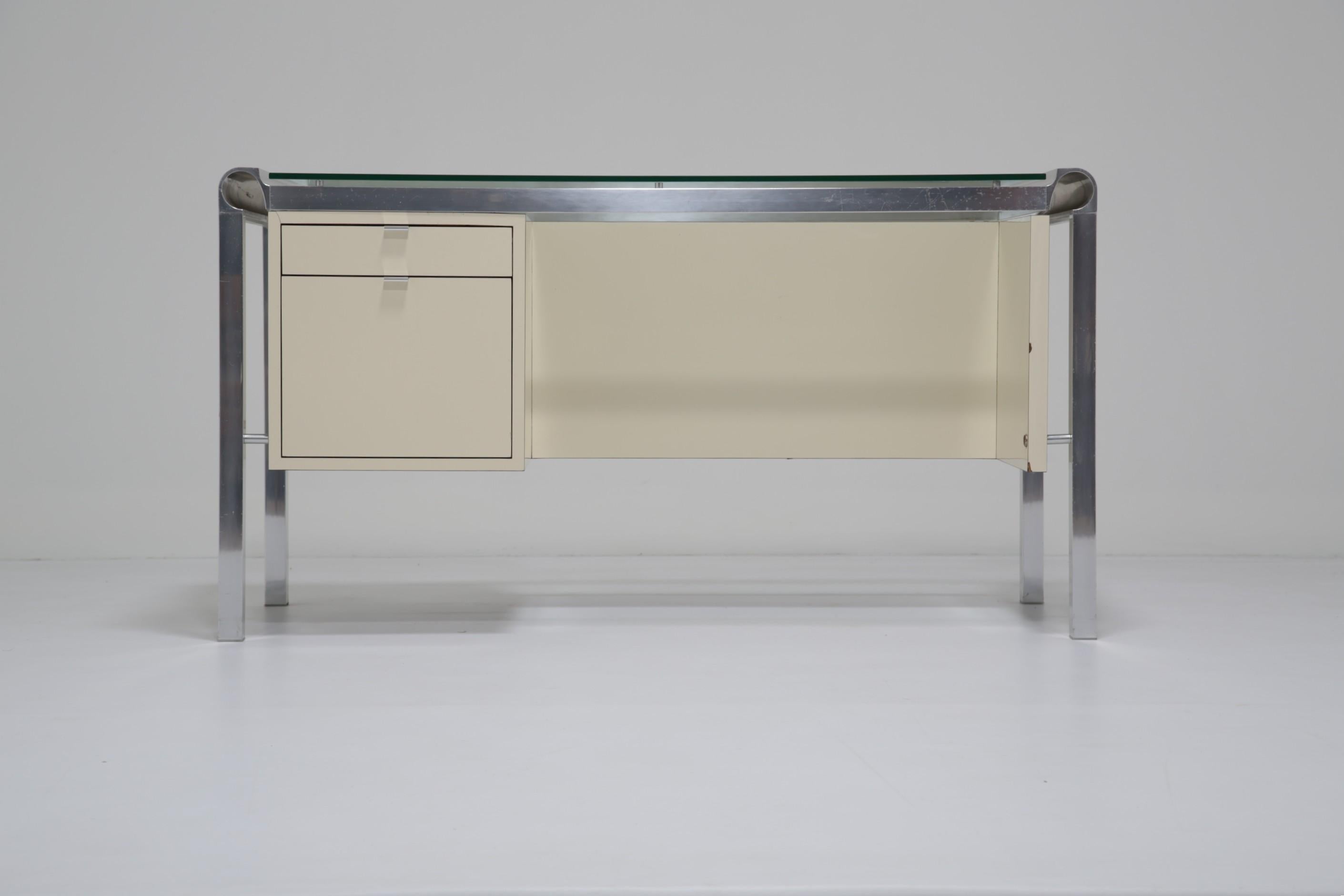 Mid-Century Modern Bureau de milieu de siècle en laque crème, chrome et verre par Pierre Cardin, années 1970. en vente