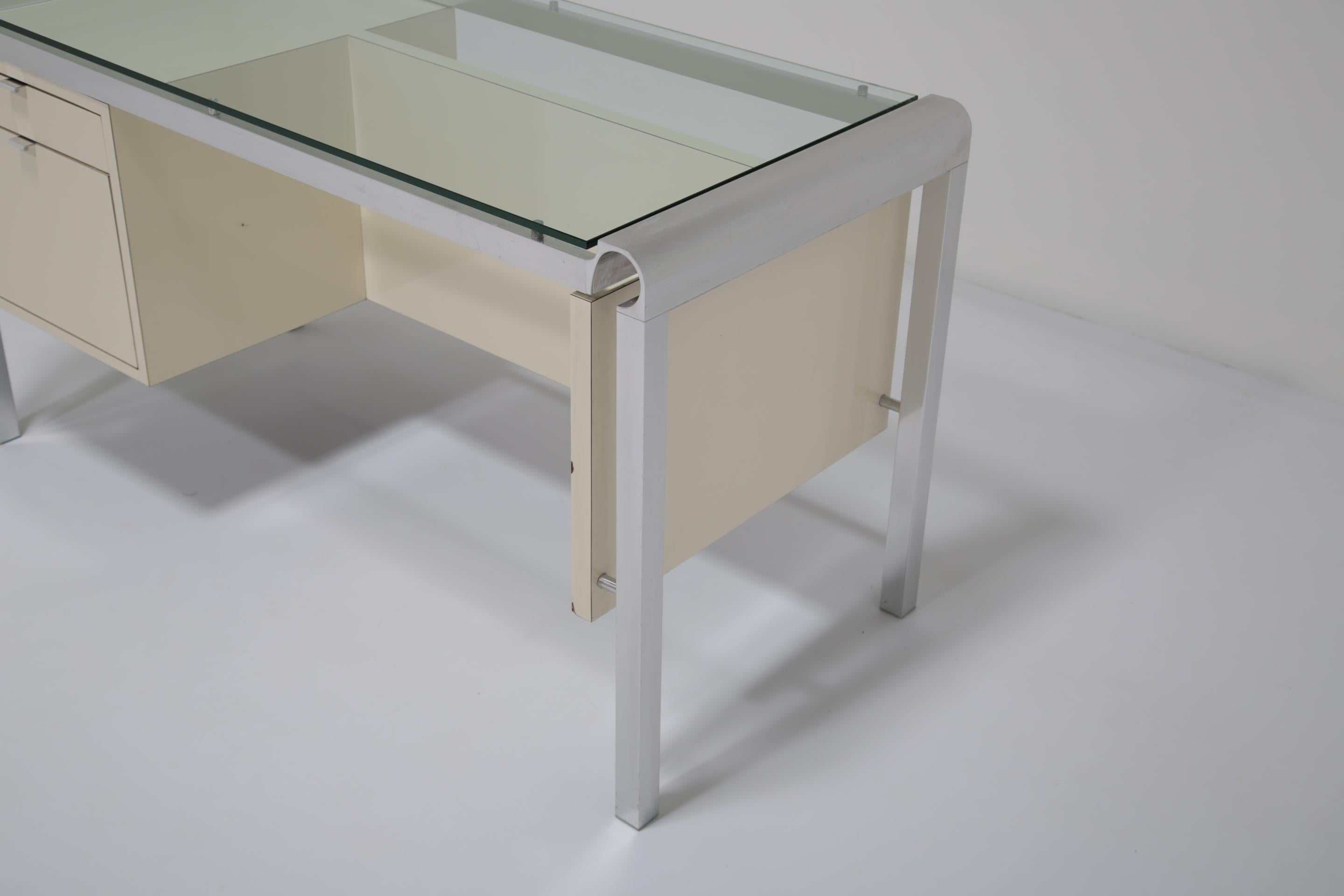 Français Bureau de milieu de siècle en laque crème, chrome et verre par Pierre Cardin, années 1970. en vente