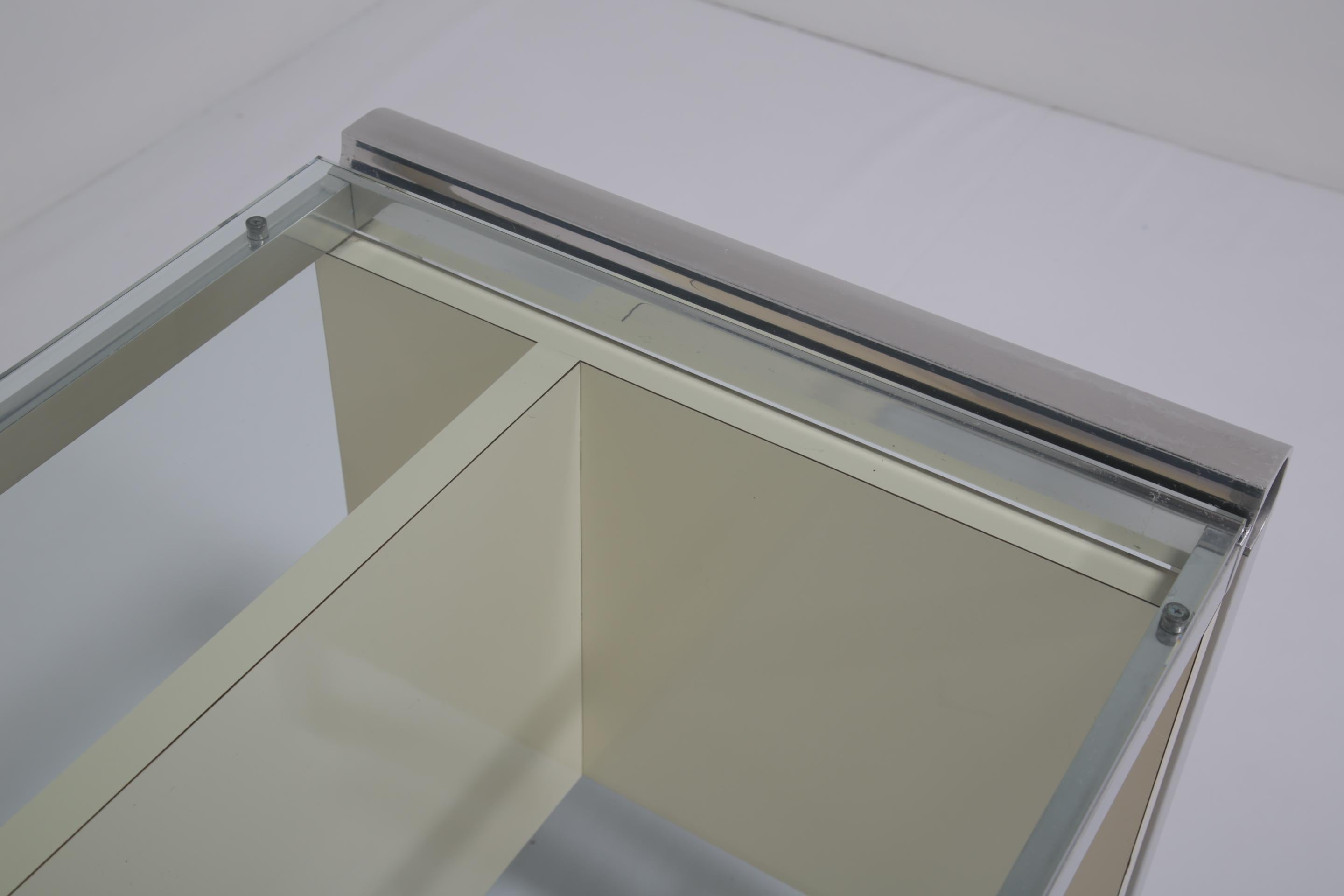 20ième siècle Bureau de milieu de siècle en laque crème, chrome et verre par Pierre Cardin, années 1970. en vente