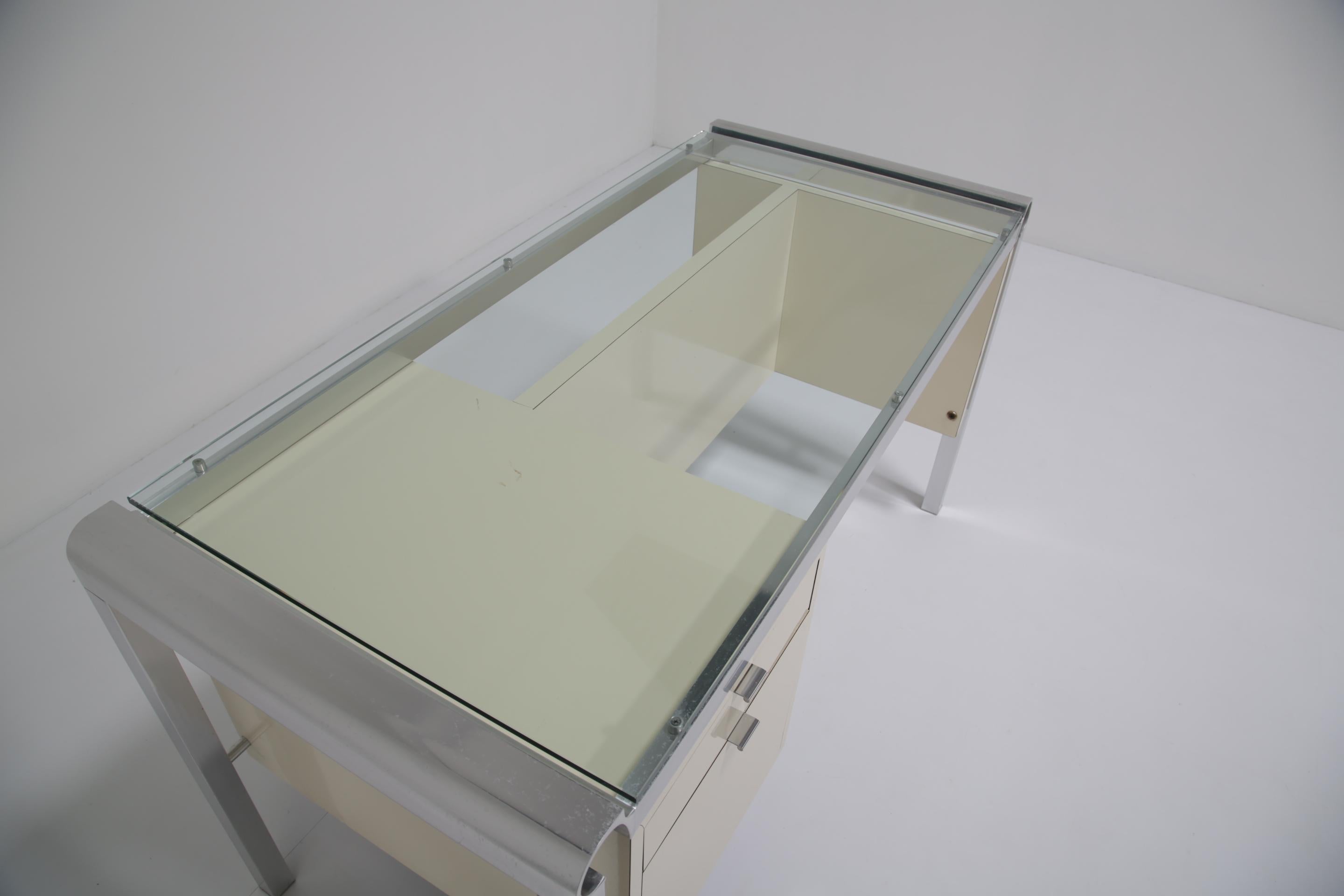 Bureau de milieu de siècle en laque crème, chrome et verre par Pierre Cardin, années 1970. en vente 1
