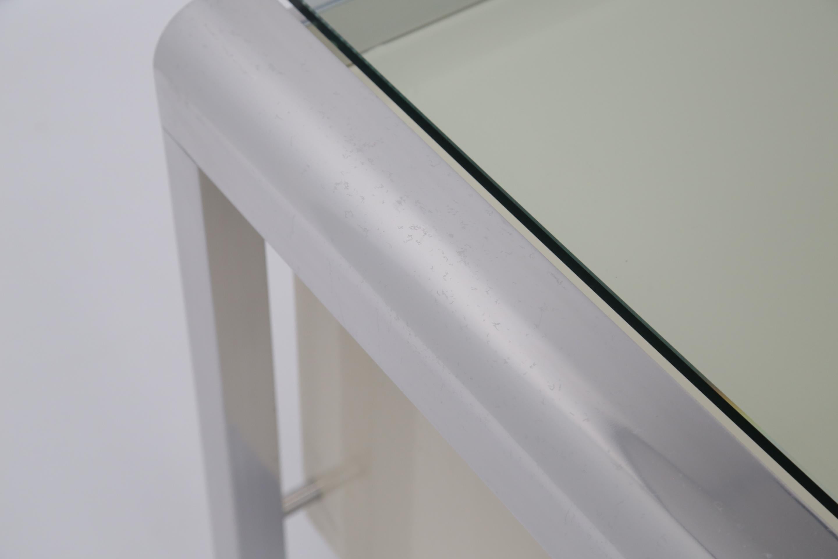 Bureau de milieu de siècle en laque crème, chrome et verre par Pierre Cardin, années 1970. en vente 7