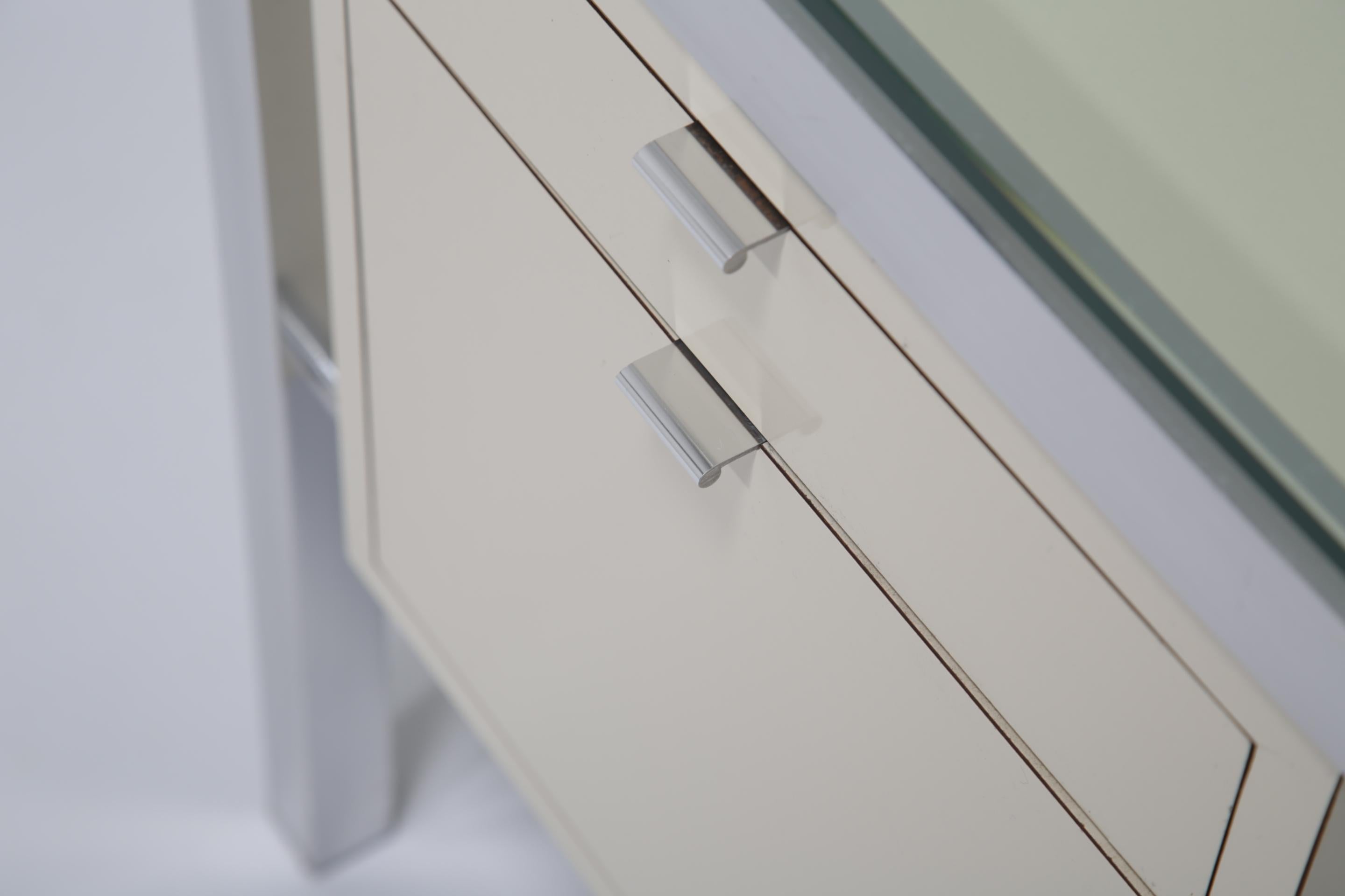 Bureau de milieu de siècle en laque crème, chrome et verre par Pierre Cardin, années 1970. en vente 5