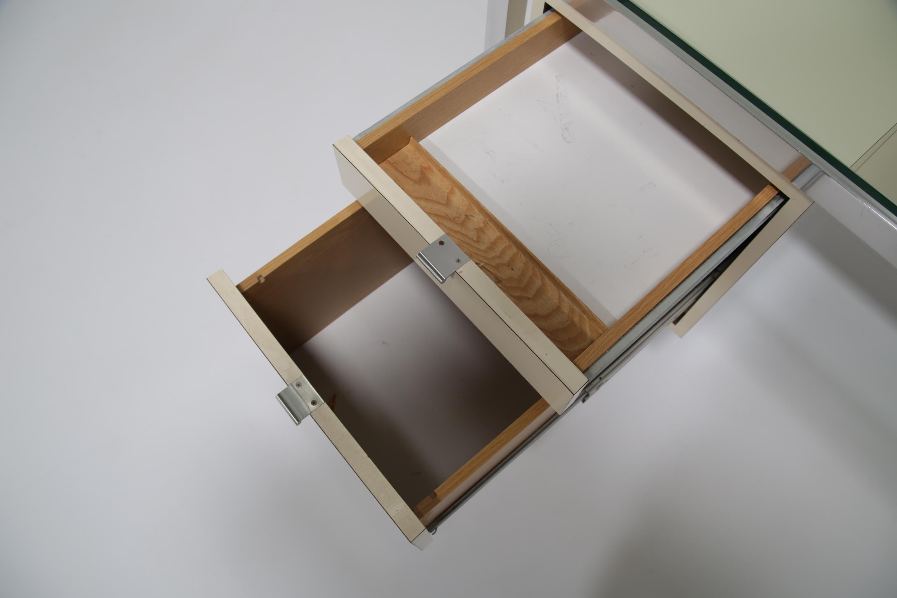 Bureau de milieu de siècle en laque crème, chrome et verre par Pierre Cardin, années 1970. en vente 6