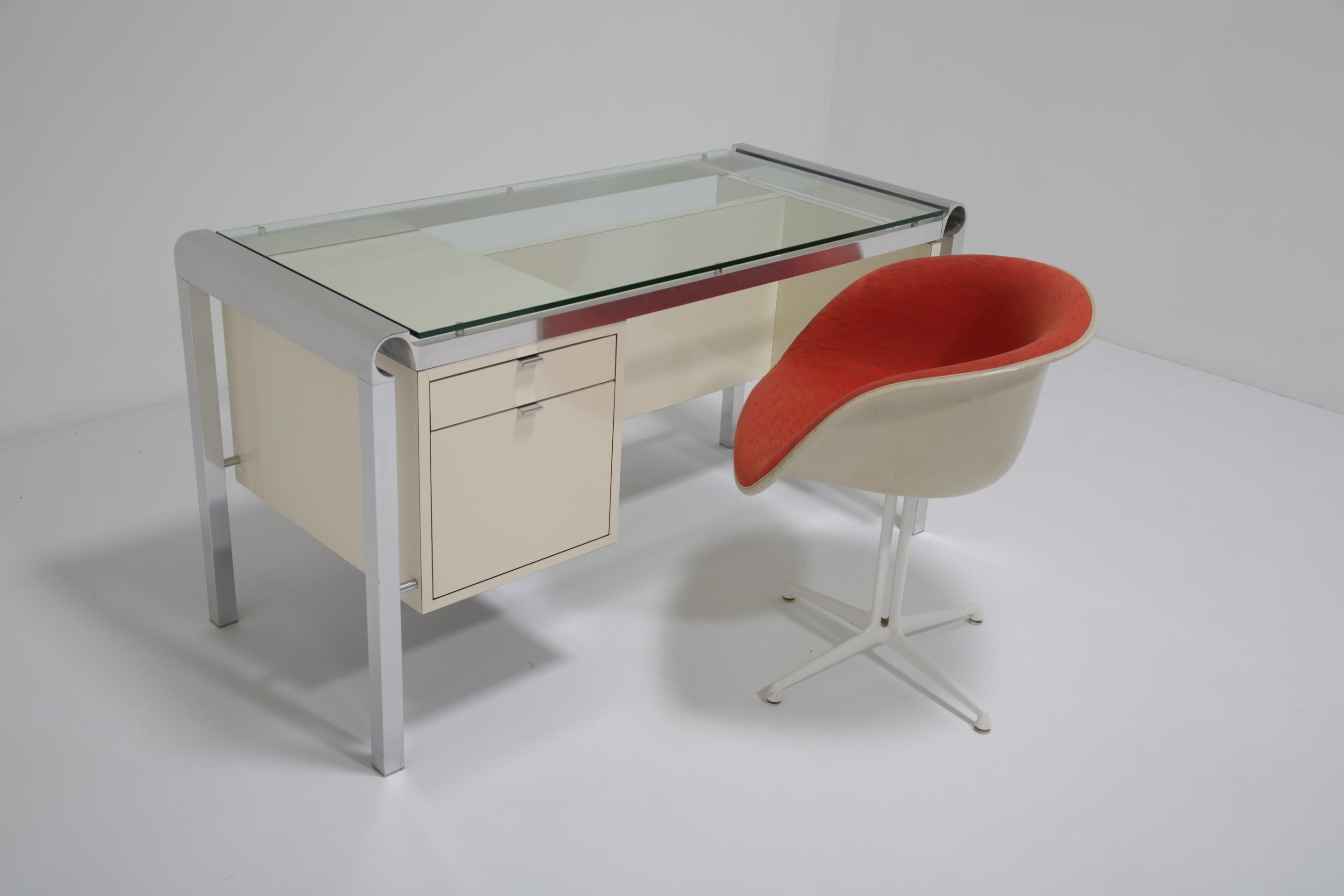 Bureau de milieu de siècle en laque crème, chrome et verre par Pierre Cardin, années 1970. en vente 9