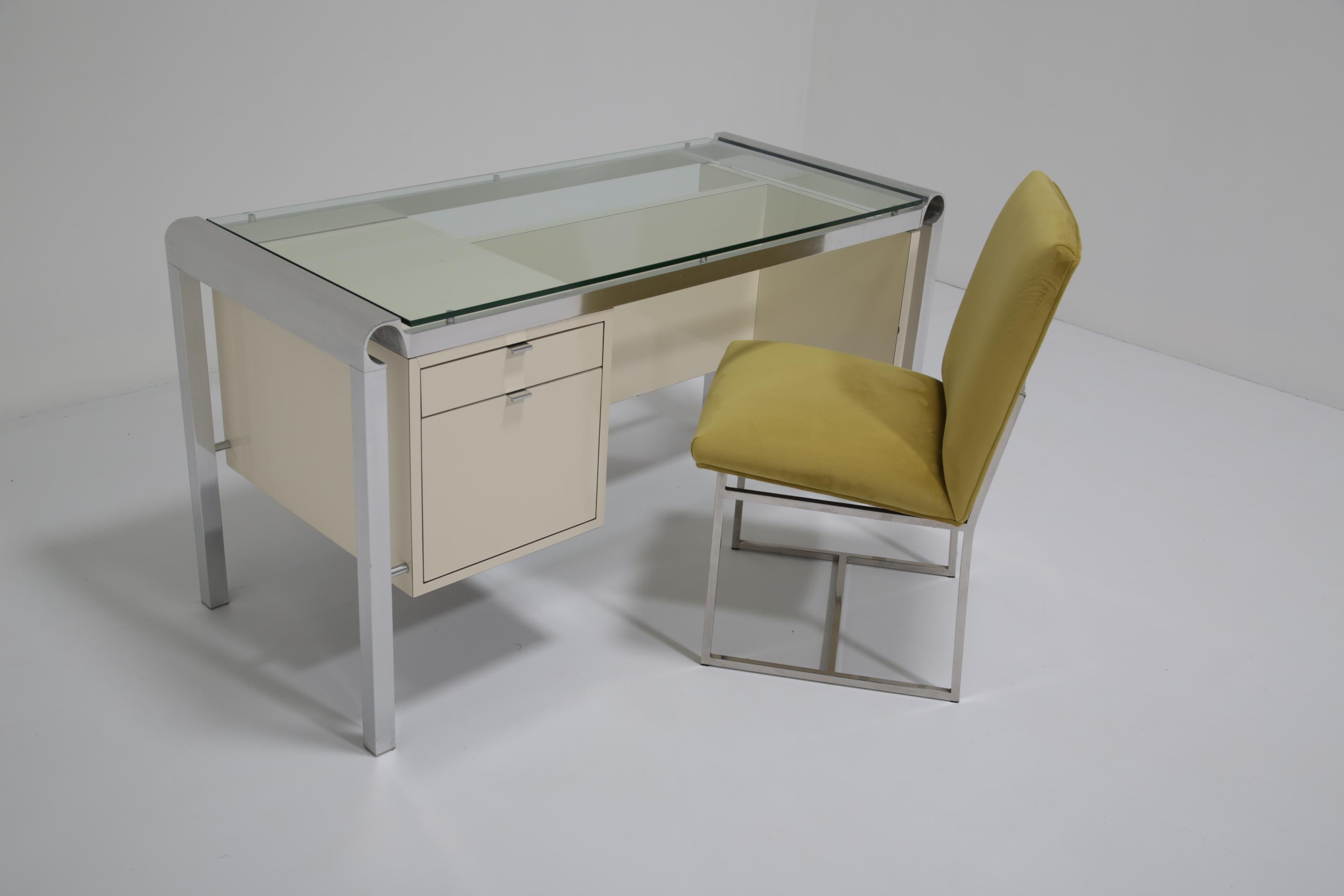 Bureau de milieu de siècle en laque crème, chrome et verre par Pierre Cardin, années 1970. en vente 11